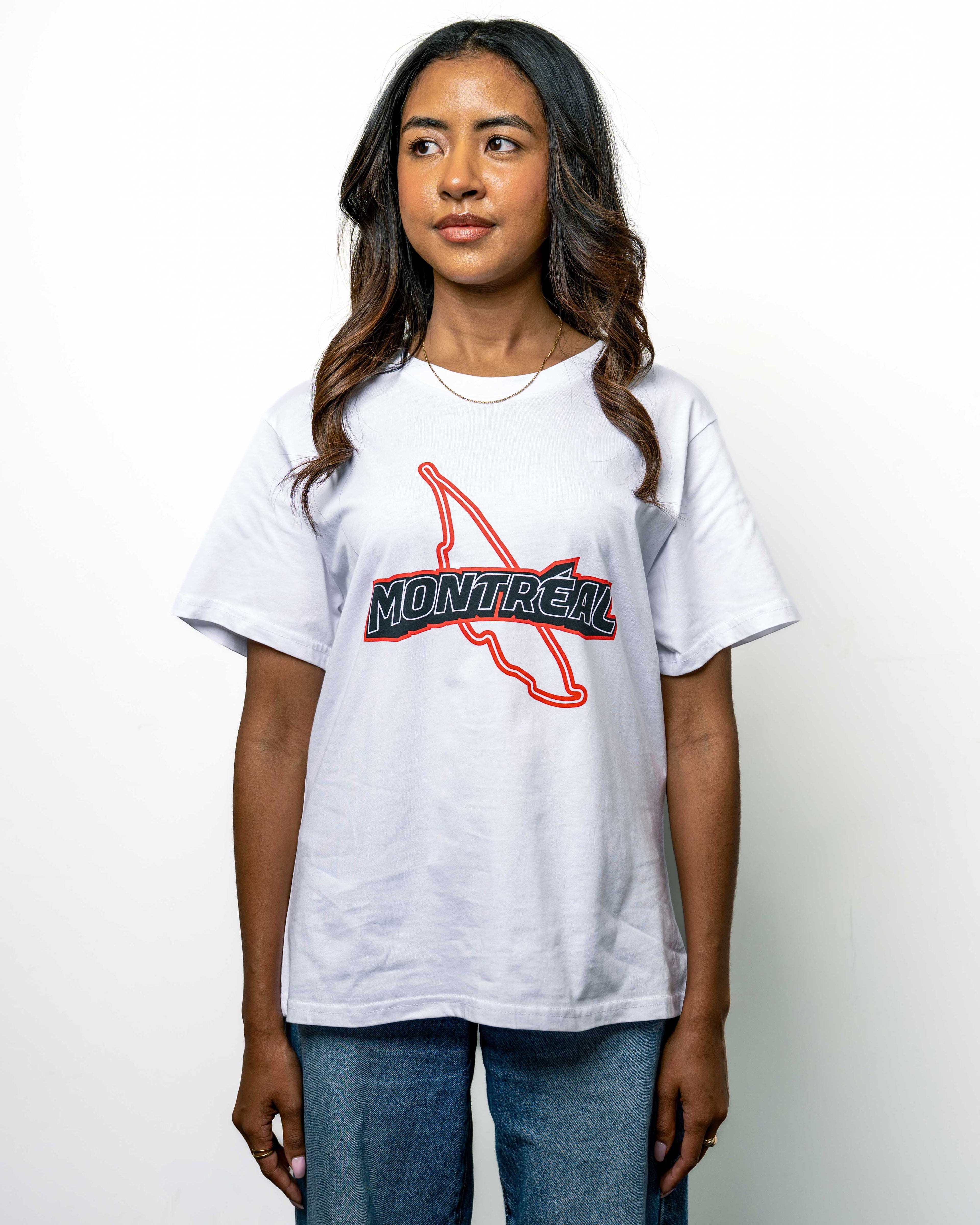 Modèle femme portant un t-shirt blanc avec motif rouge représentant une voiture de course et l’inscription Montréal