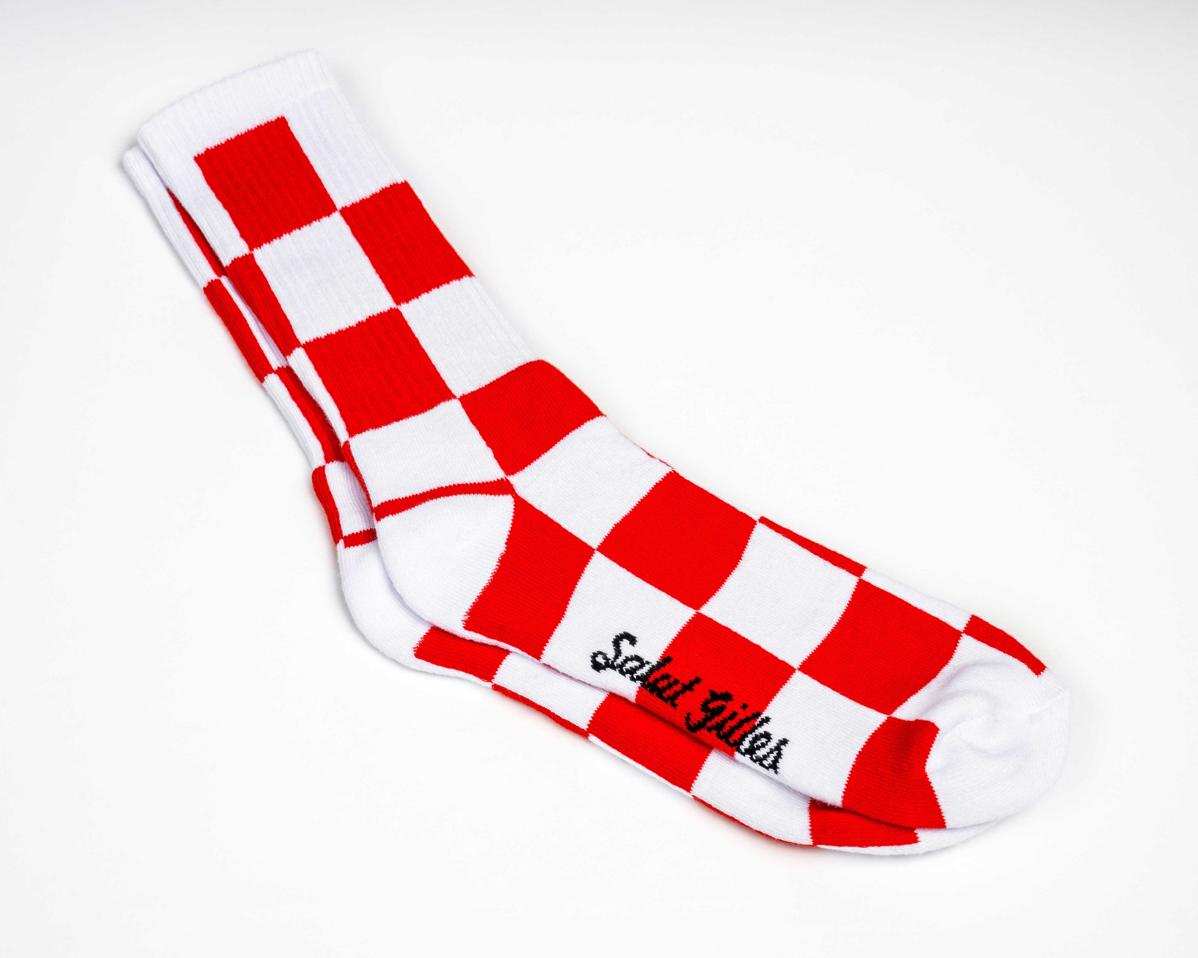 Bas CGV à motif damier rouge et blanc, posés à plat.