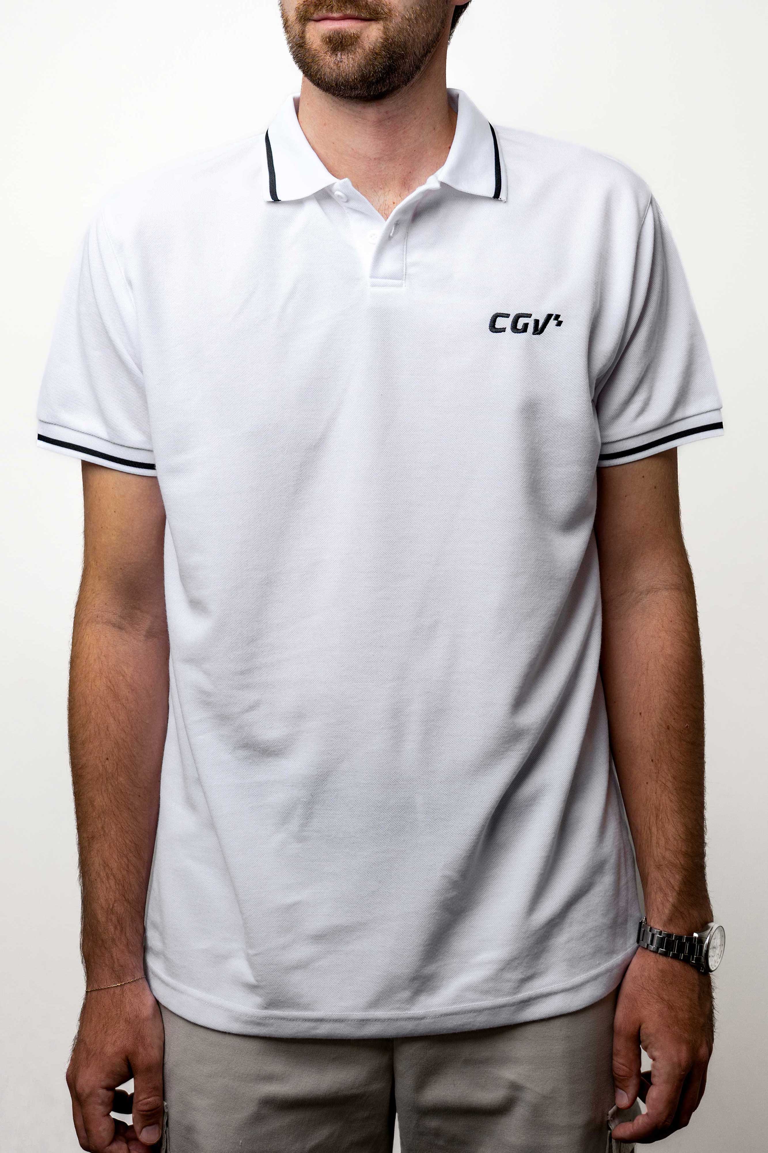 Modèle homme portant un polo blanc CGV, coupe classique et col contrasté.
