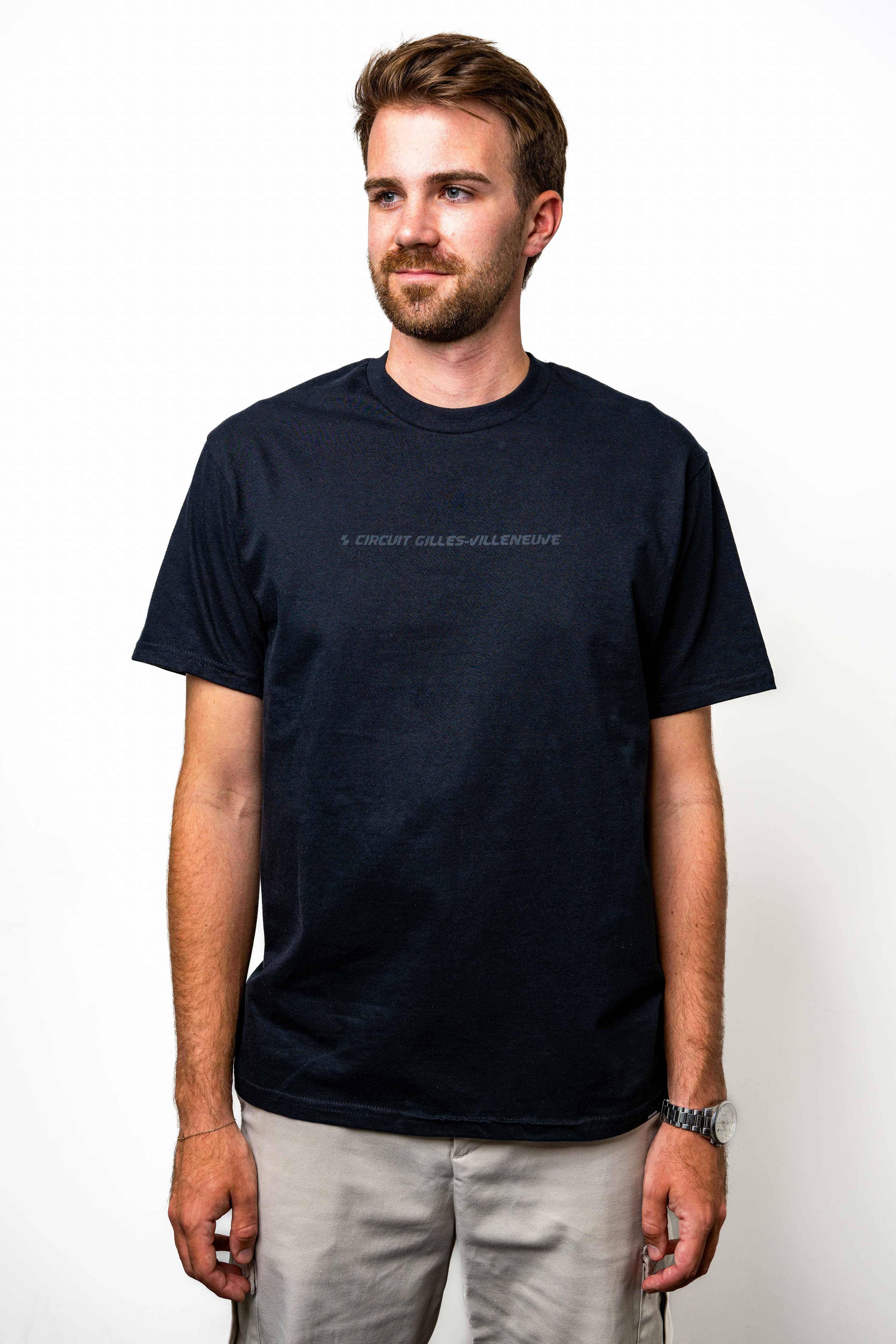 Modèle homme de face portant un t-shirt noir ‘Gagnants’, avec coupe droite et style classique.