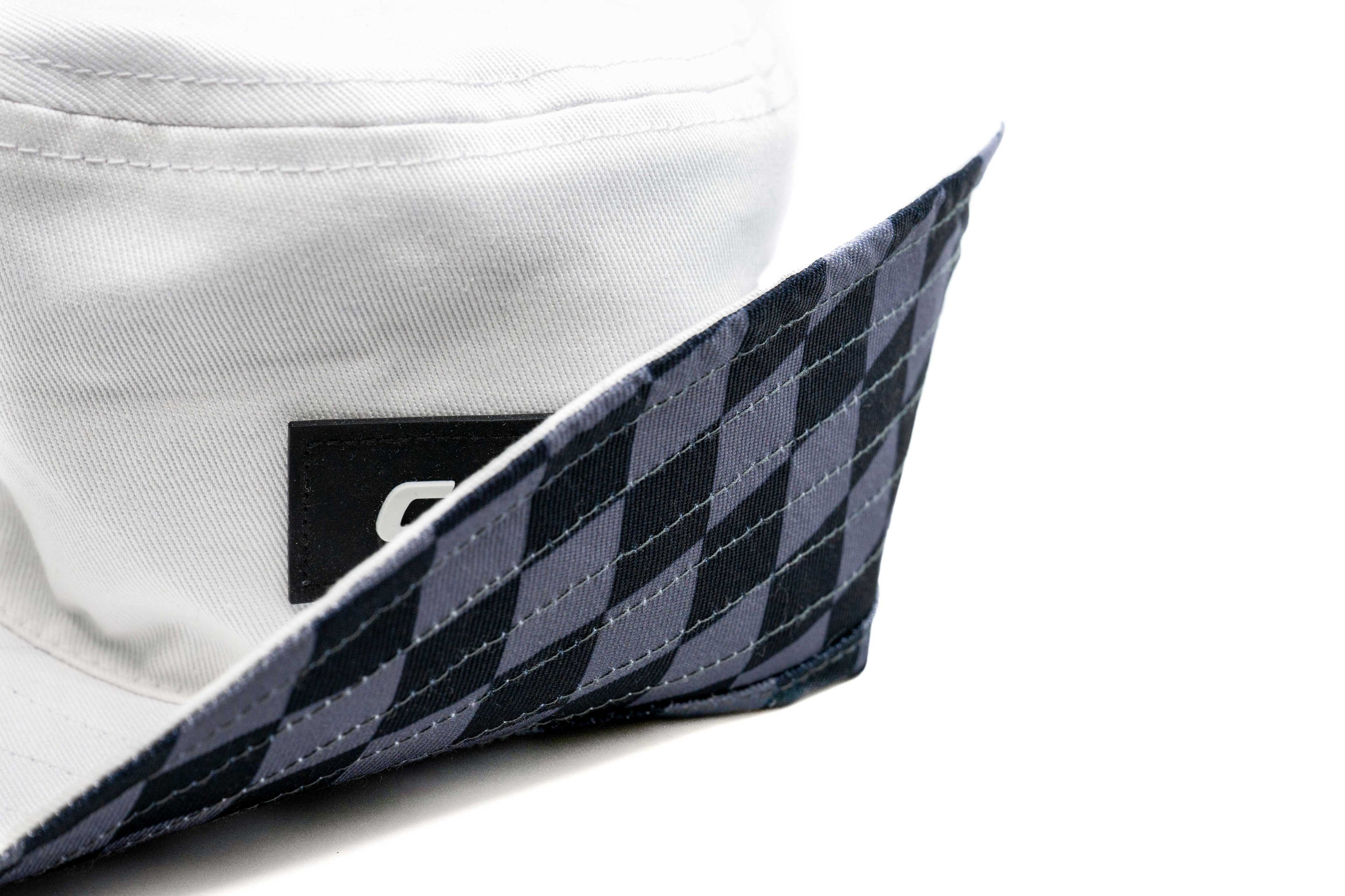 Bucket hat blanc CGV vu de côté, avec revers à motif damier visible.