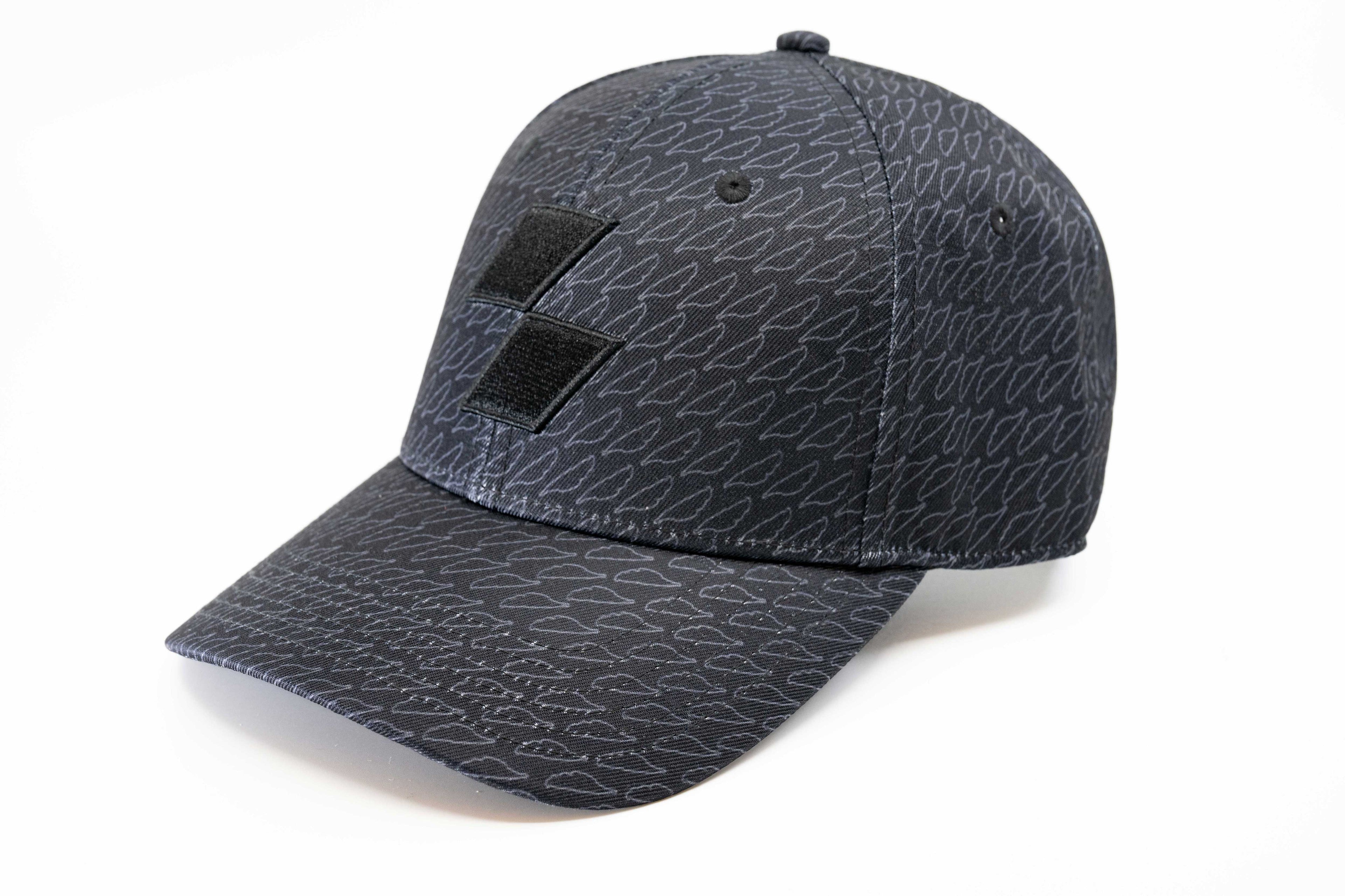 Casquette noire texturée à plat, vue de trois quarts, sans marquage visible.
