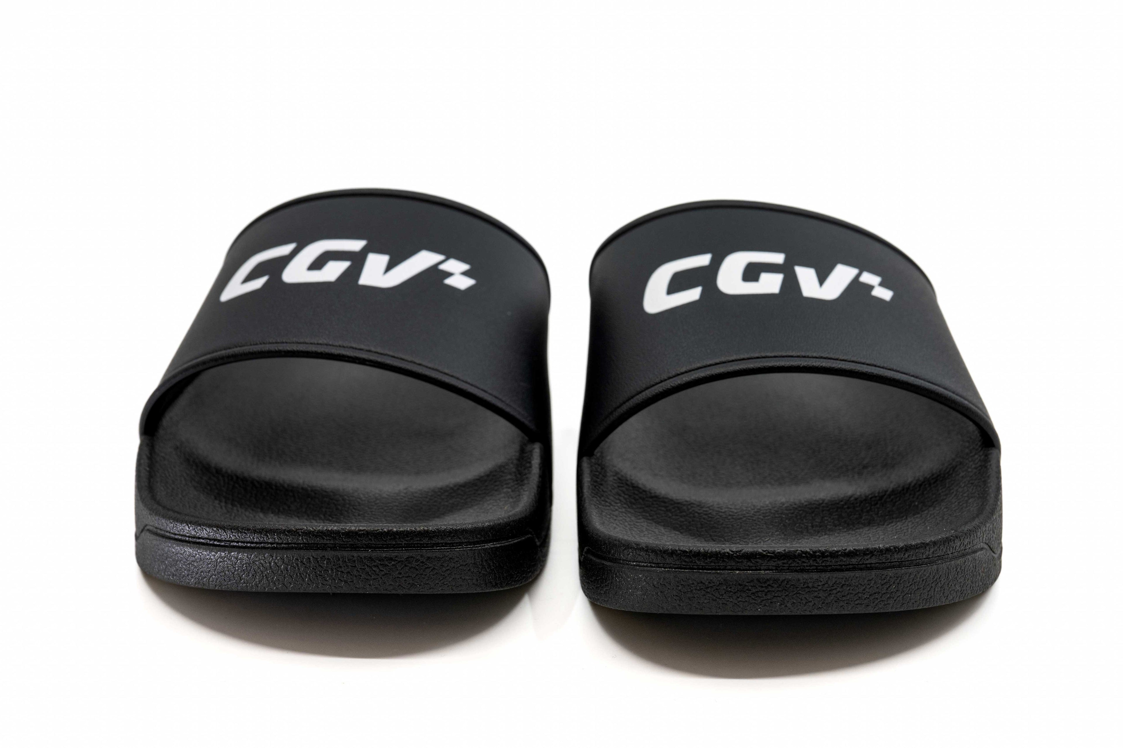 Sandales CGV noires à plat, vues de dessus, avec logo blanc centré.