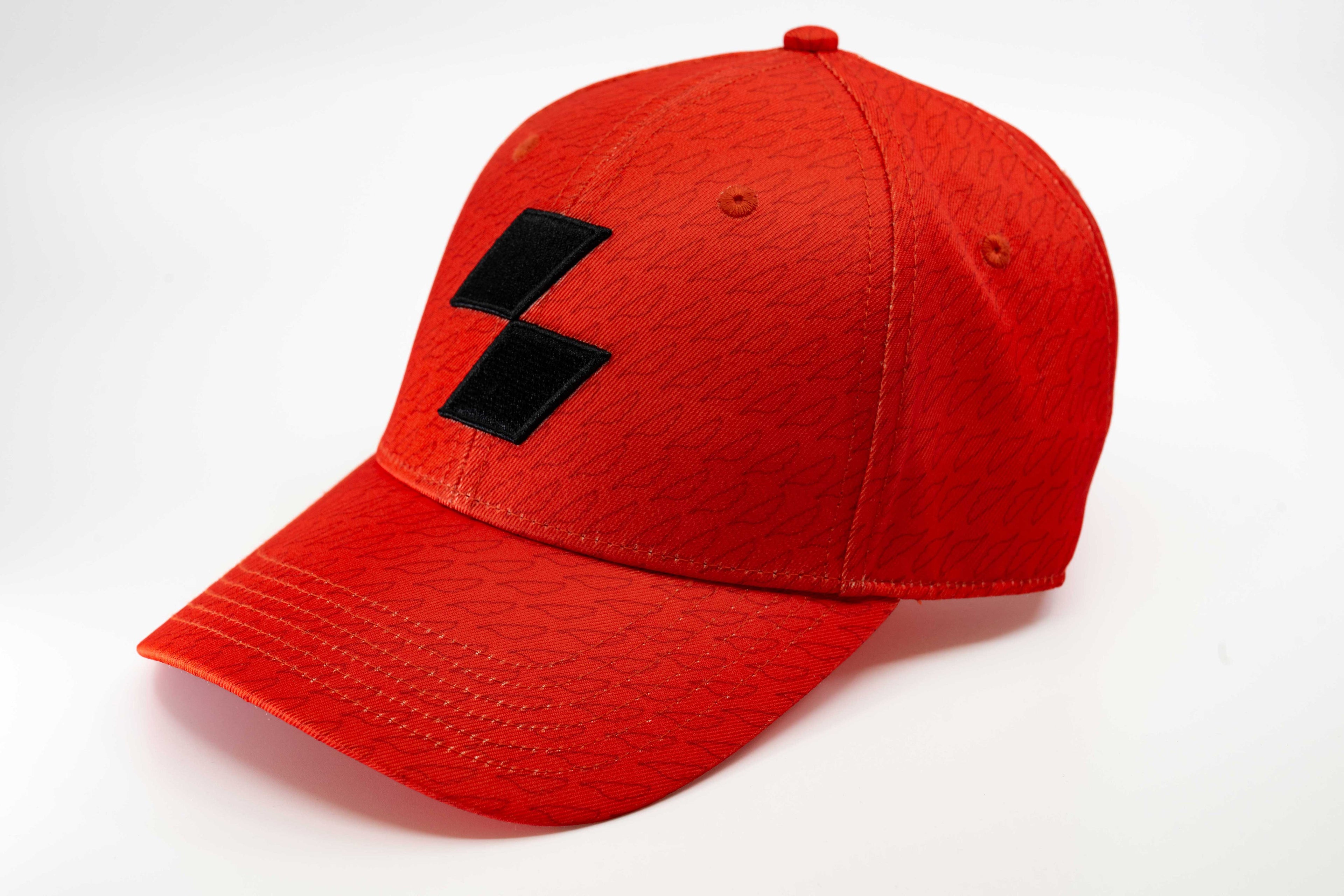 Casquette rouge à plat, avec logo éclair brodé noir à l’avant.