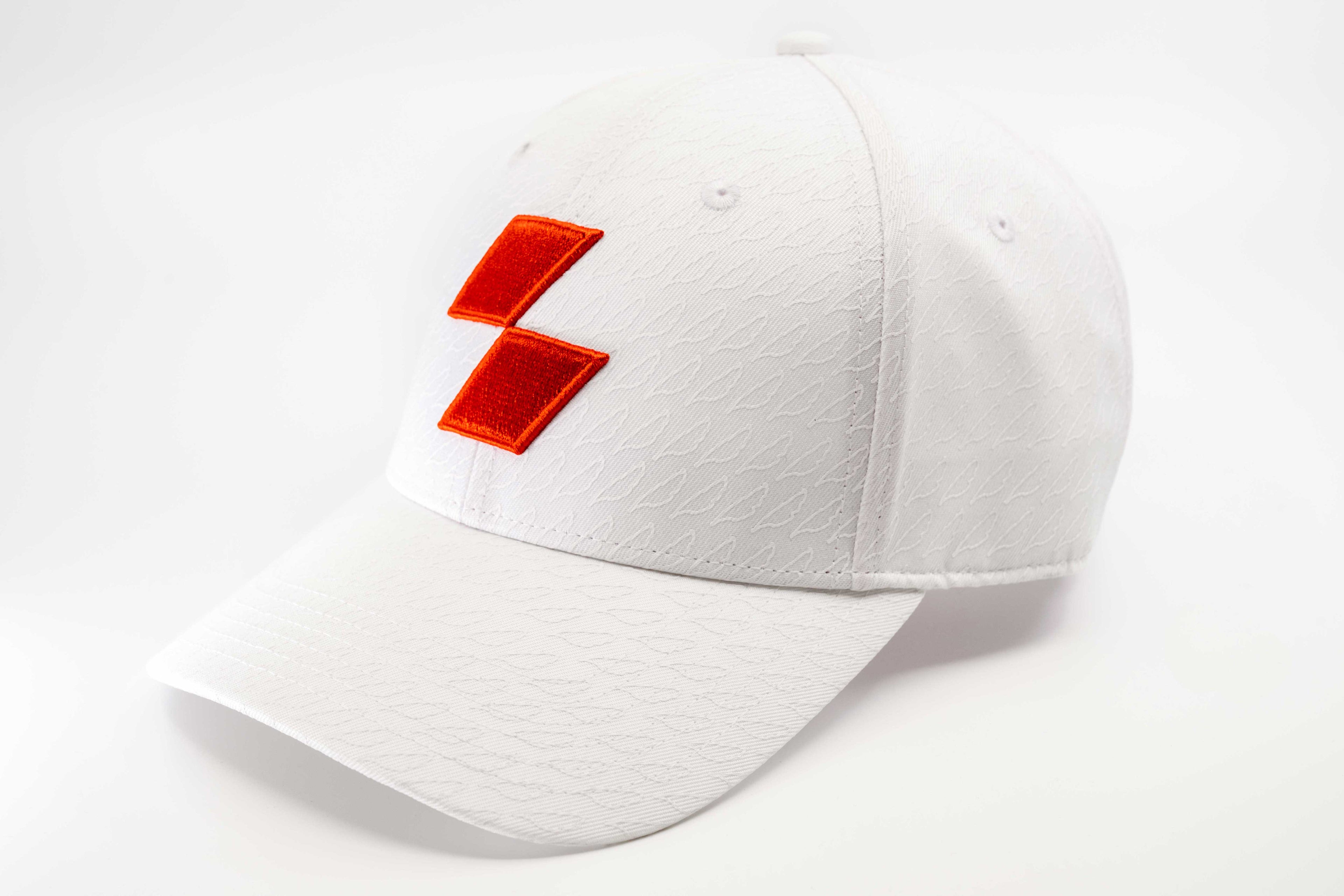 Casquette blanche à plat, vue arrière, avec logo CGV rouge brodé à la nuque.
