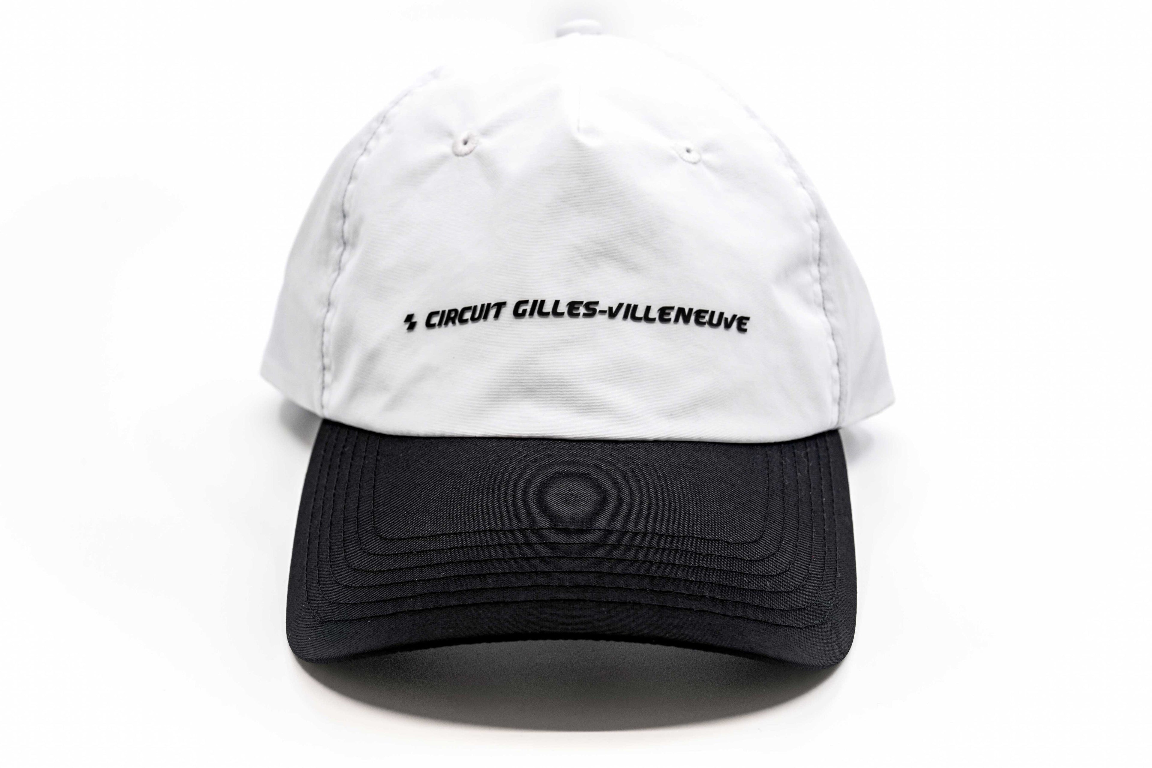 Casquette blanche à plat, vue de face, avec visière noire et logo minimaliste centré.
