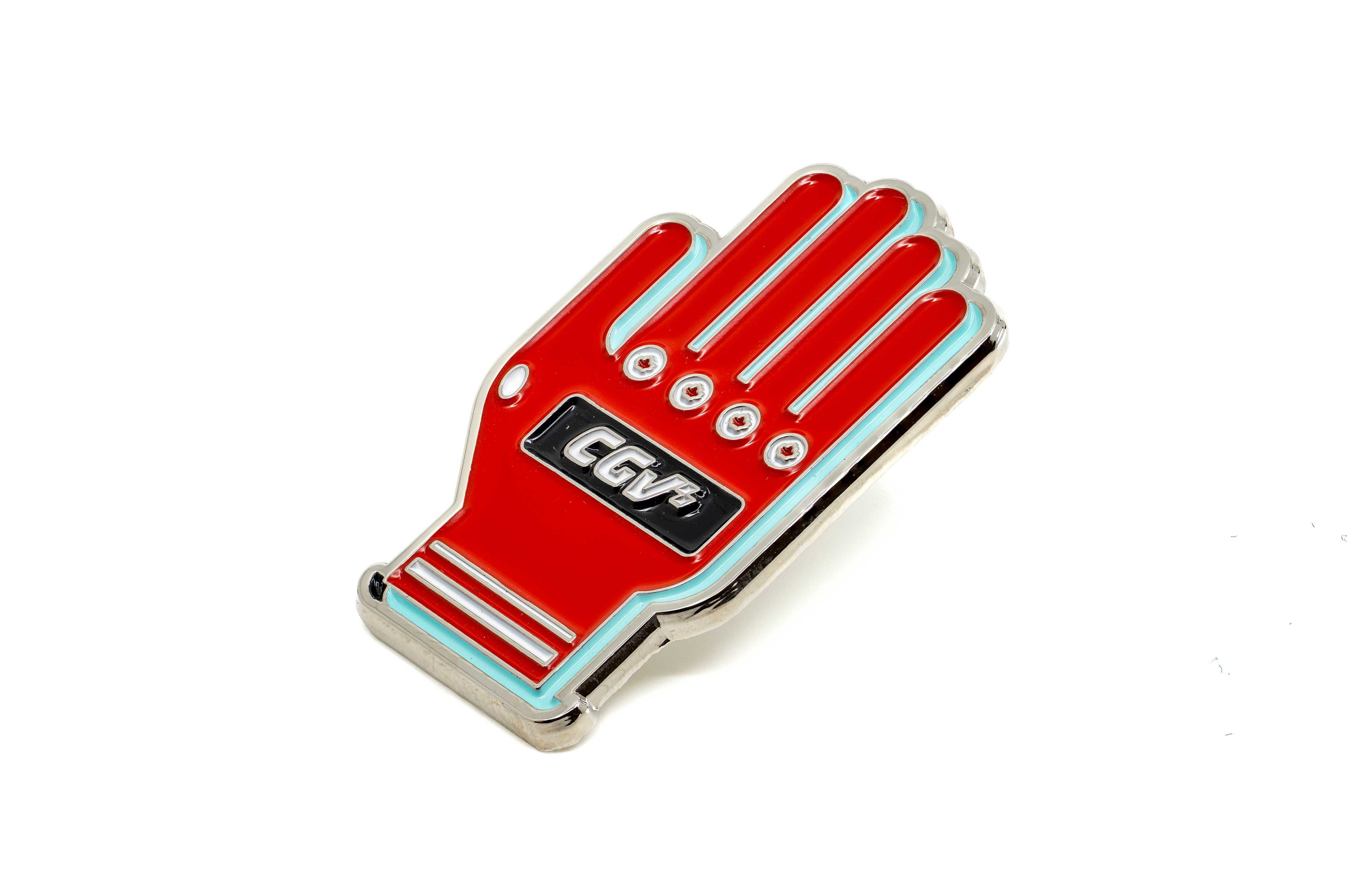Pin représentant une paire de gants de course rouges avec détails blancs.