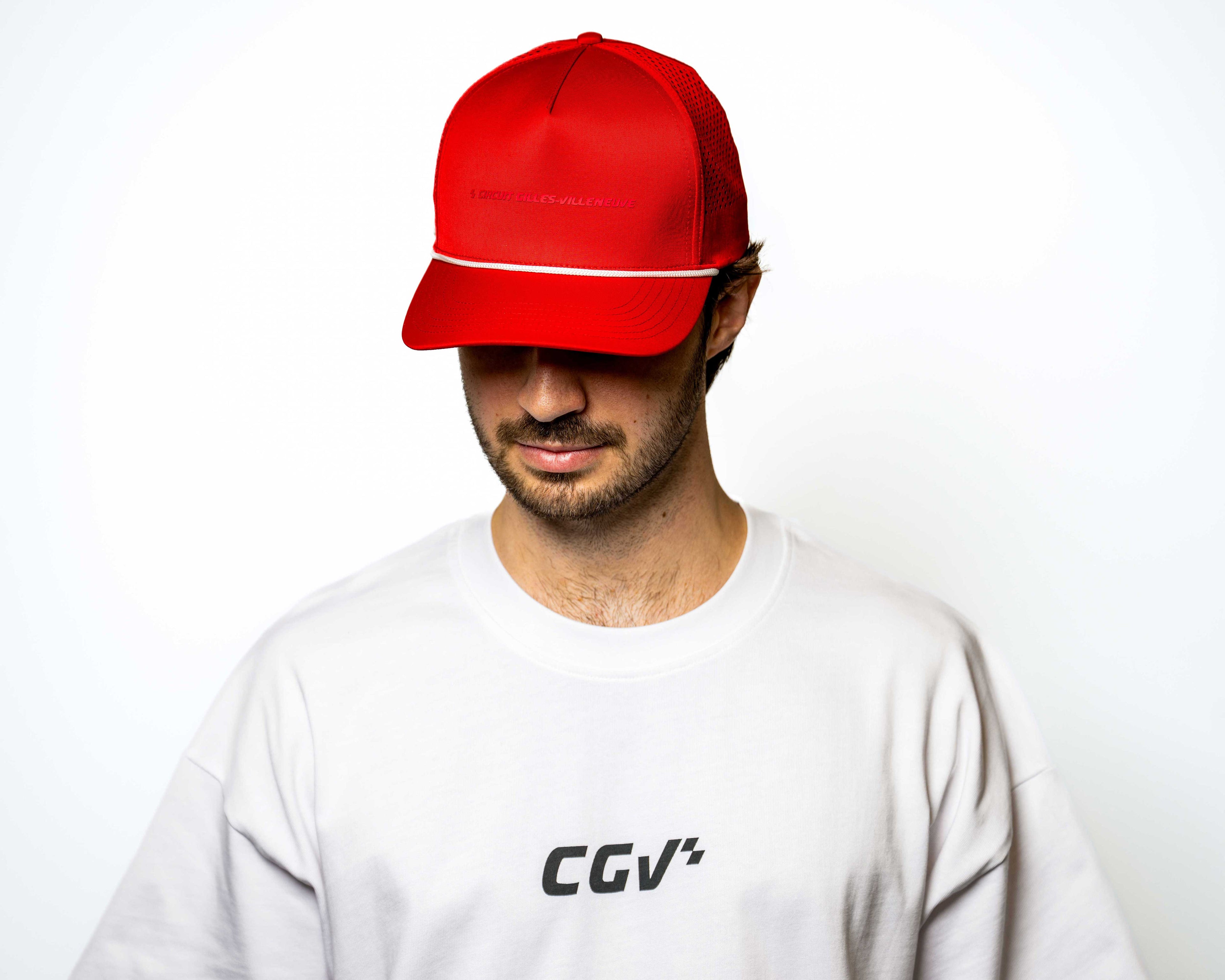 Modèle homme portant une casquette rouge Lazercut, vue de face, avec t-shirt blanc CGV.