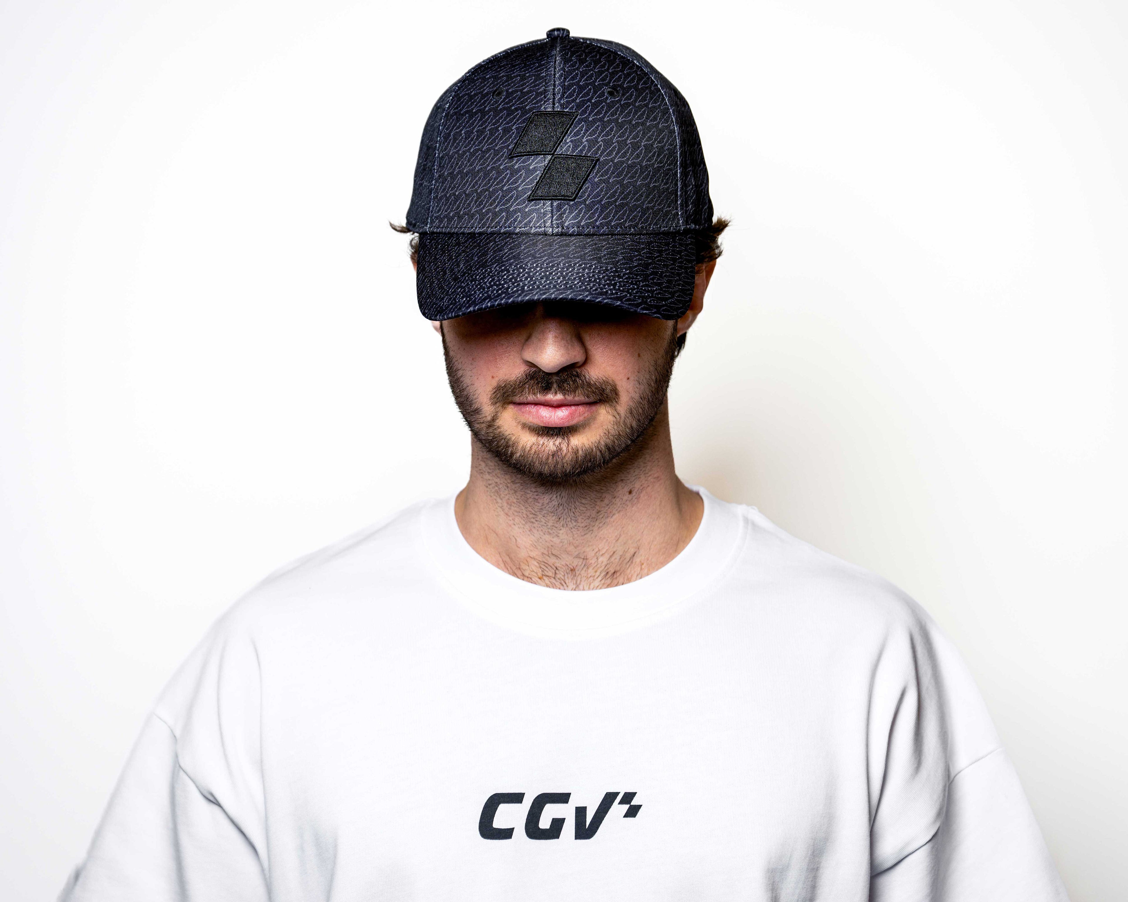 Modèle homme portant une casquette bleue marine CGV, vue de face.