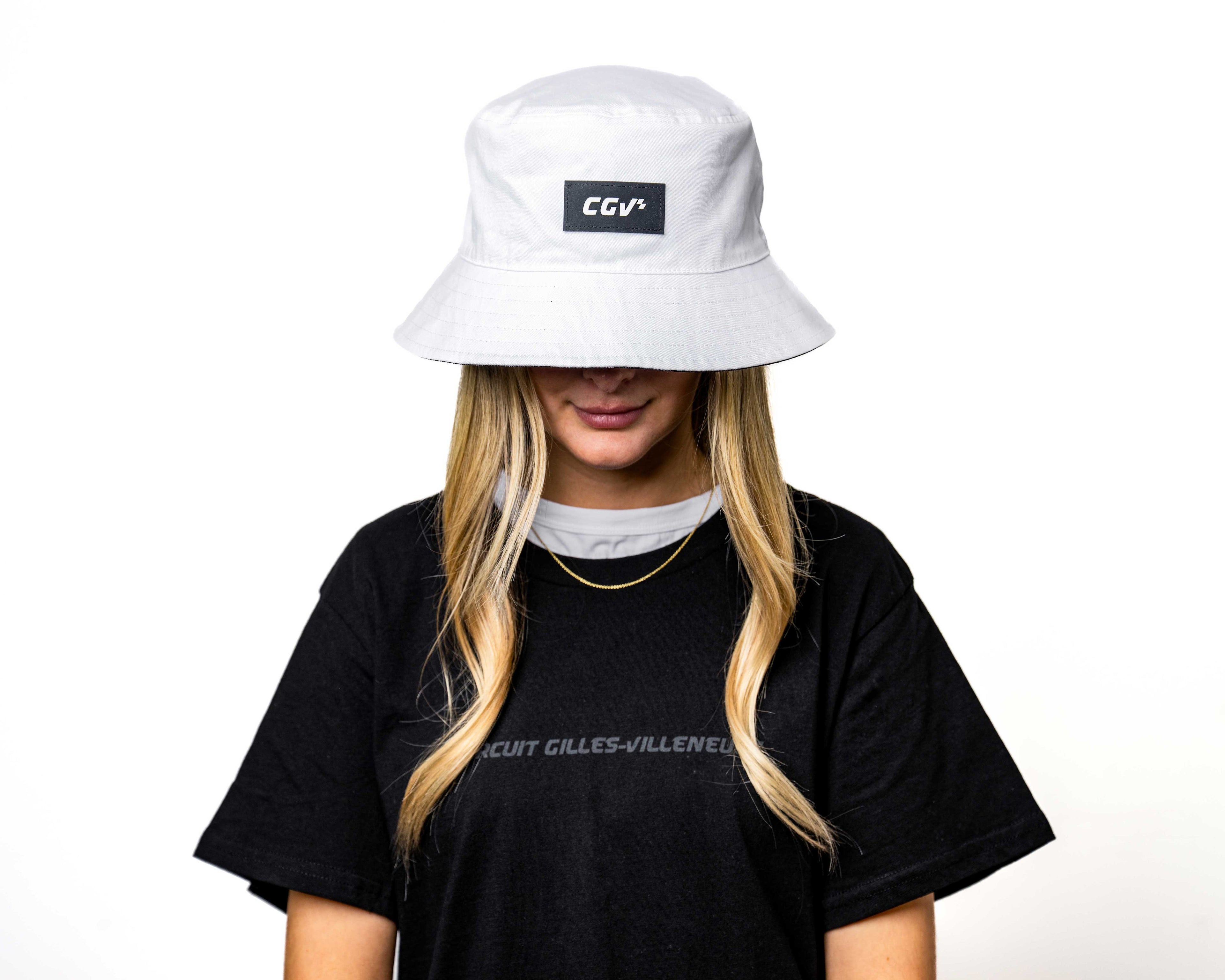 Modèle femme portant le bucket hat blanc CGV, vue de face.