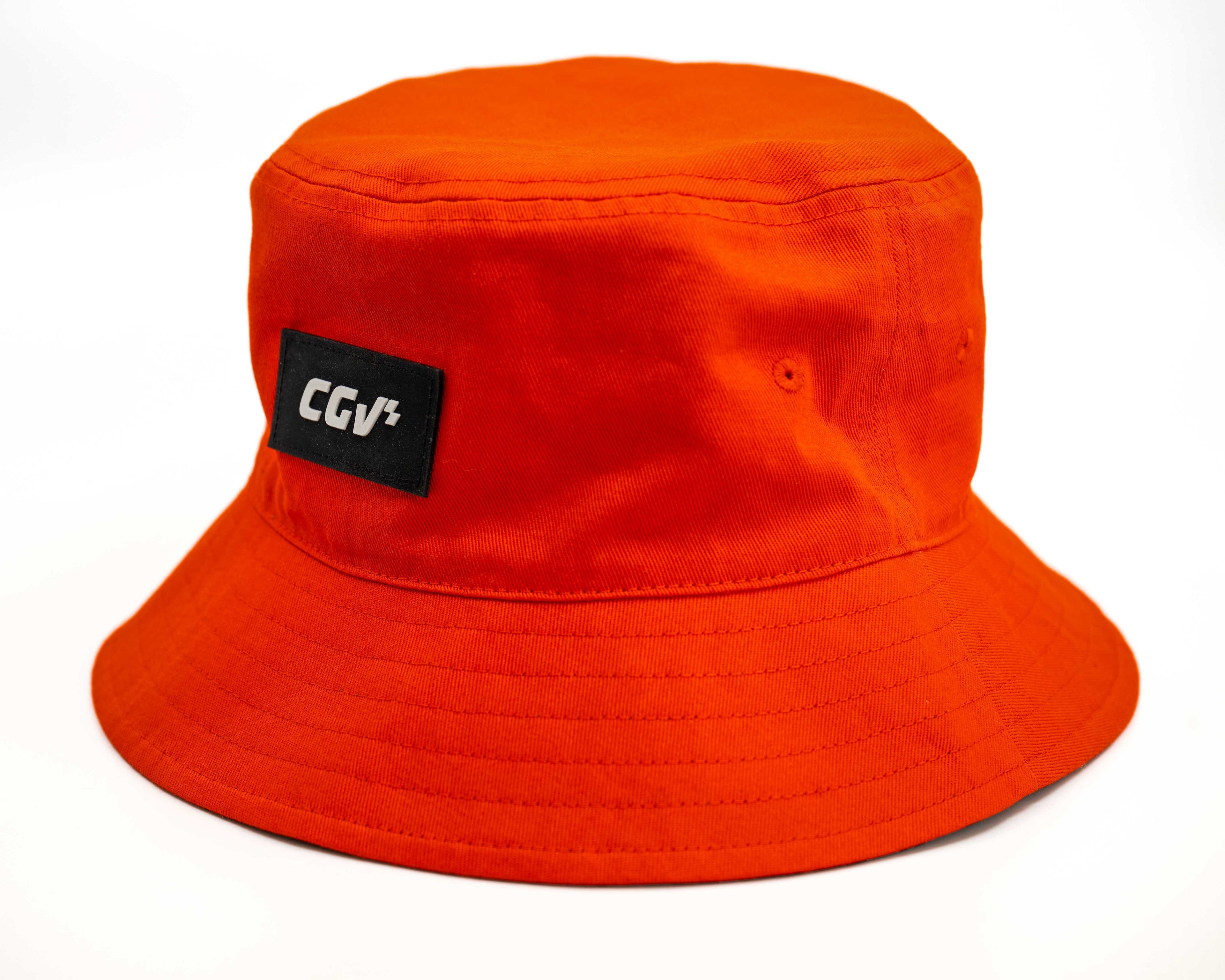 Bucket hat rouge CGV vu de côté, avec revers à motif damier visible.