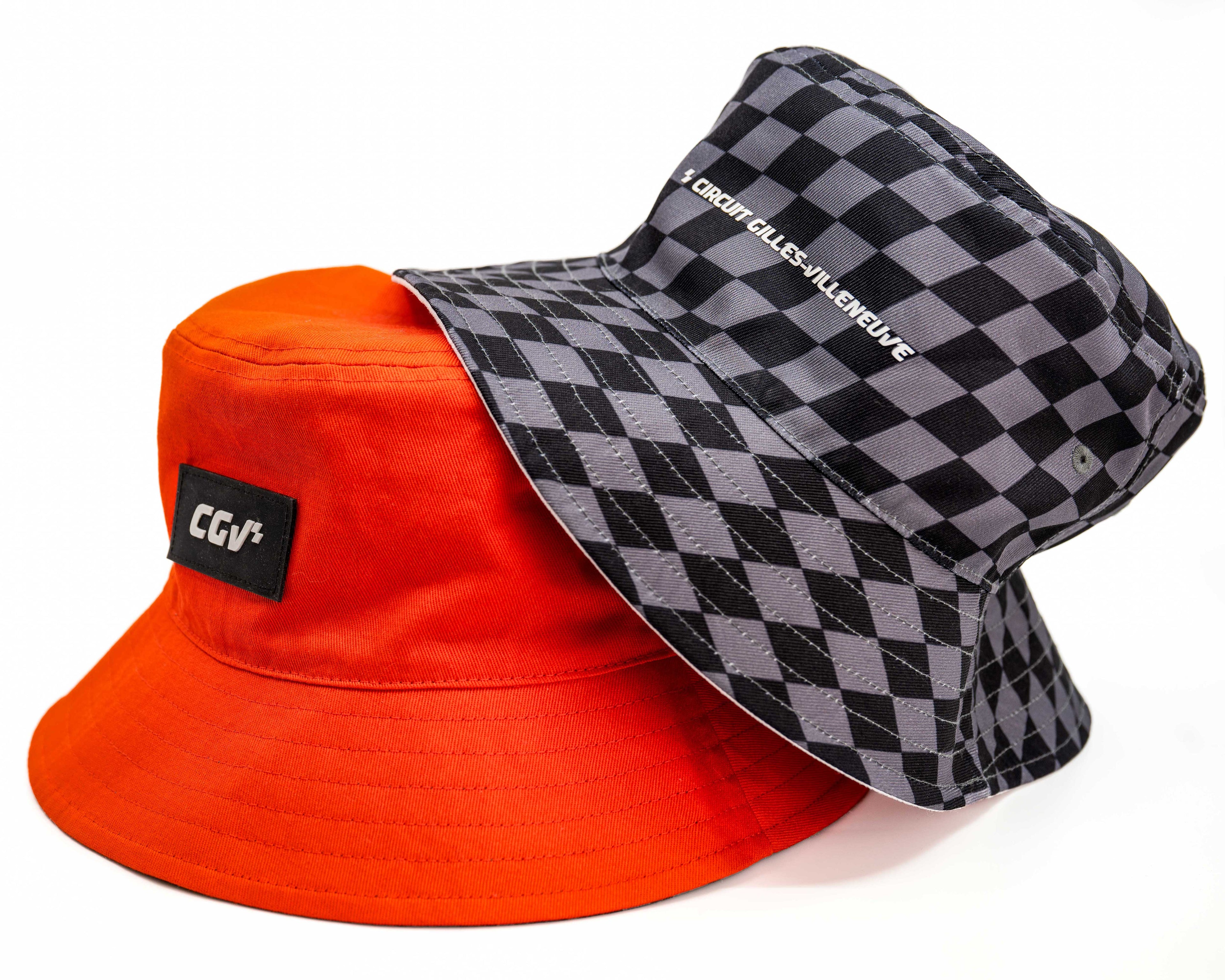 Bucket hat réversible avec un côté rouge uni et un côté à damier noir et blanc.