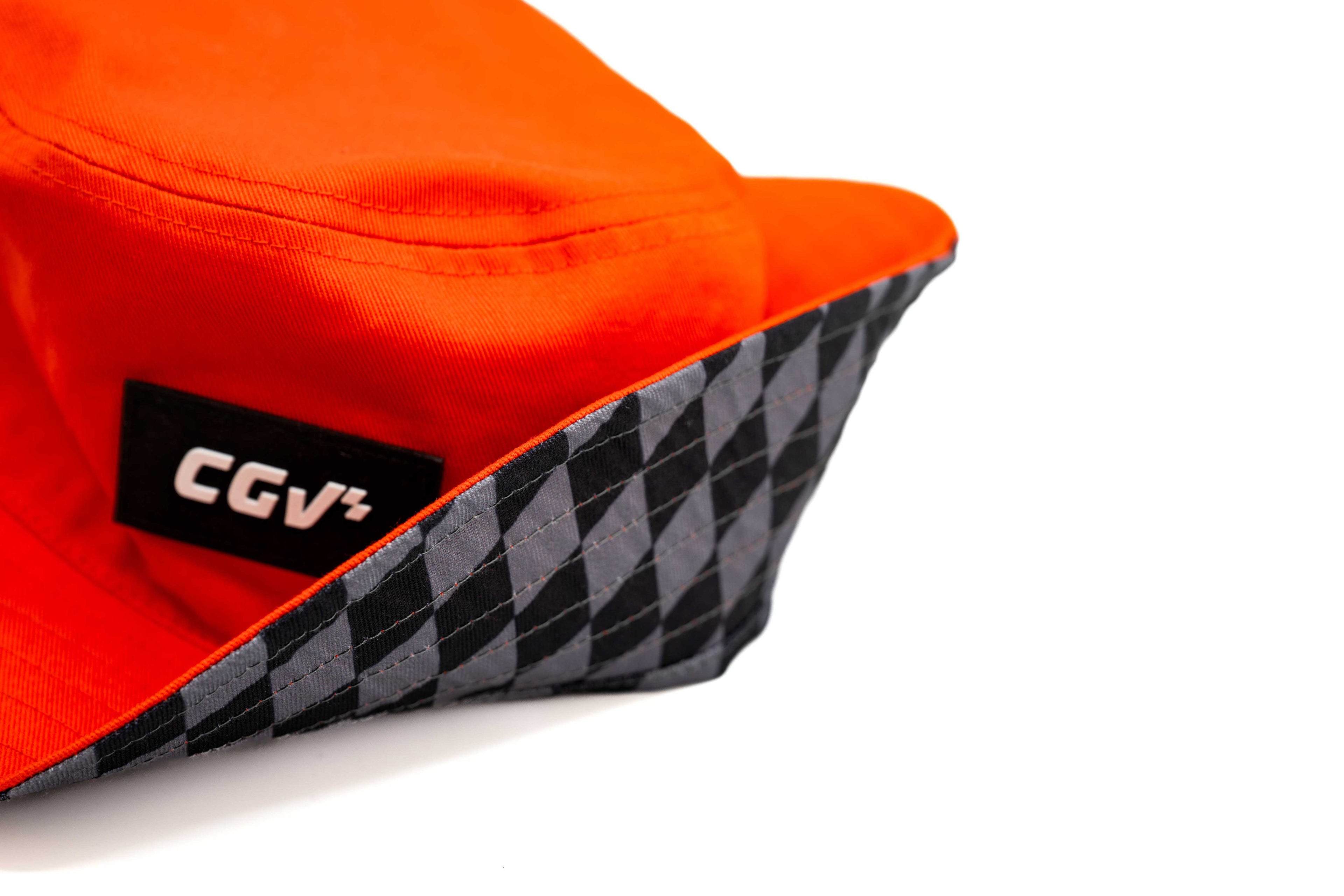 Bucket hat rouge CGV vu de côté, avec revers à motif damier visible.