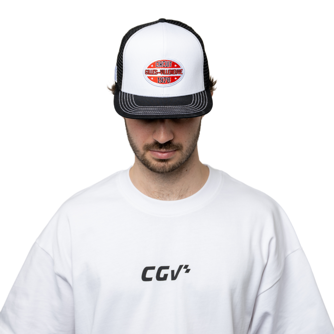 Modèle homme portant la casquette trucker blanche CGV, face caméra, t-shirt blanc assorti.