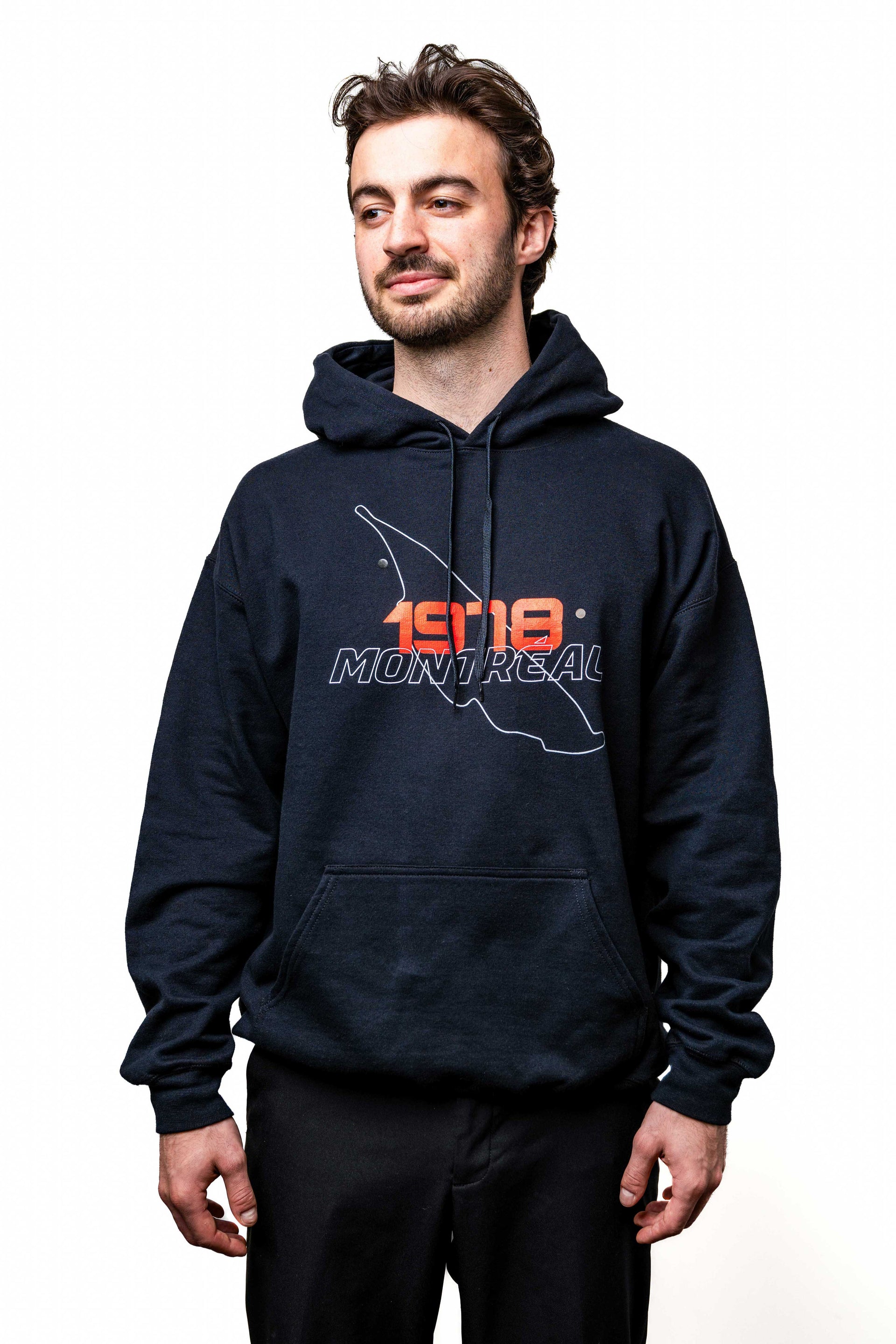 Modèle homme portant le hoodie ‘1978’, vu de face, illustrant la coupe décontractée et le design commémoratif.