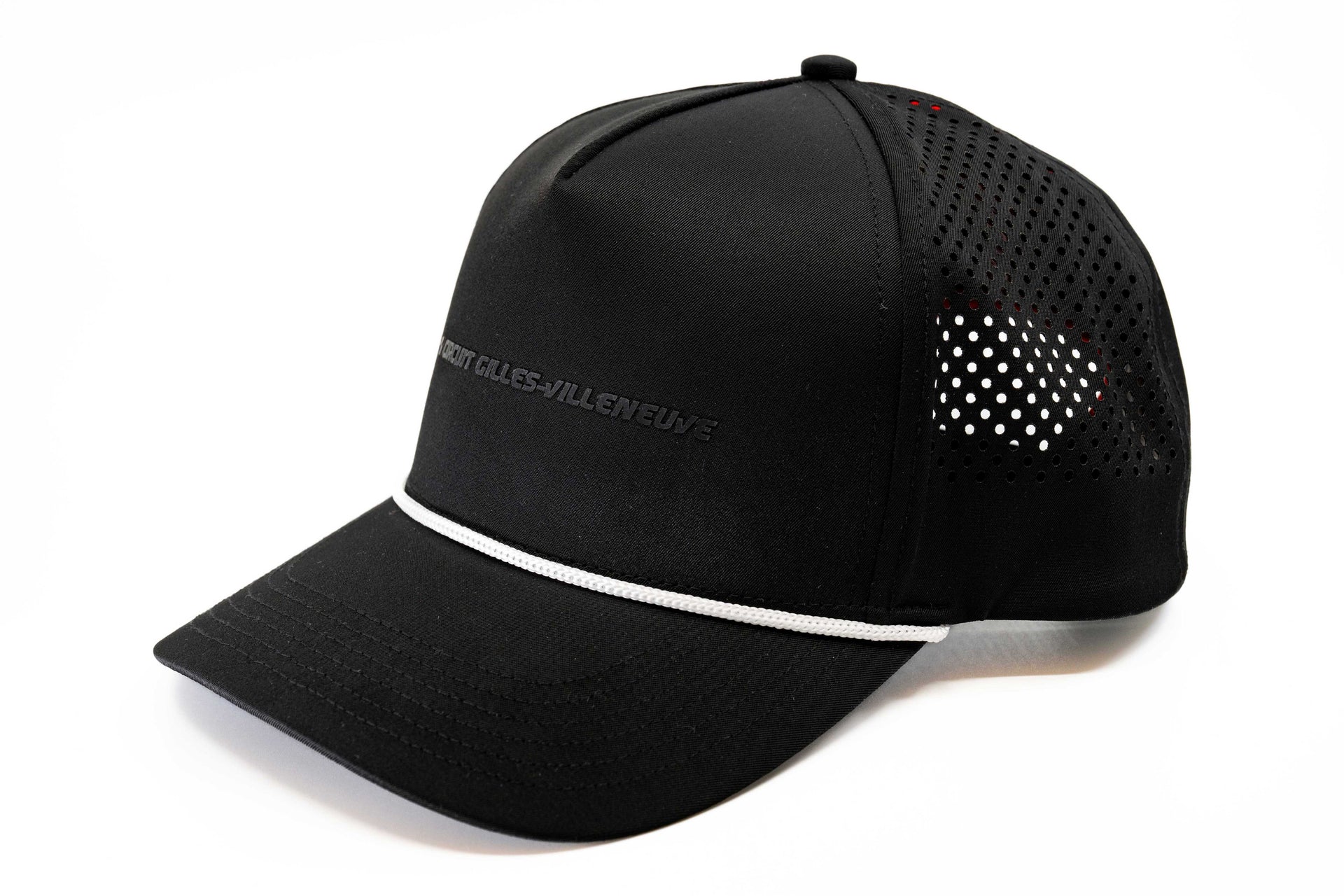 Casquette noire Lazercut à plat, vue latérale, soulignant la courbure de la visière et la broderie discrète.