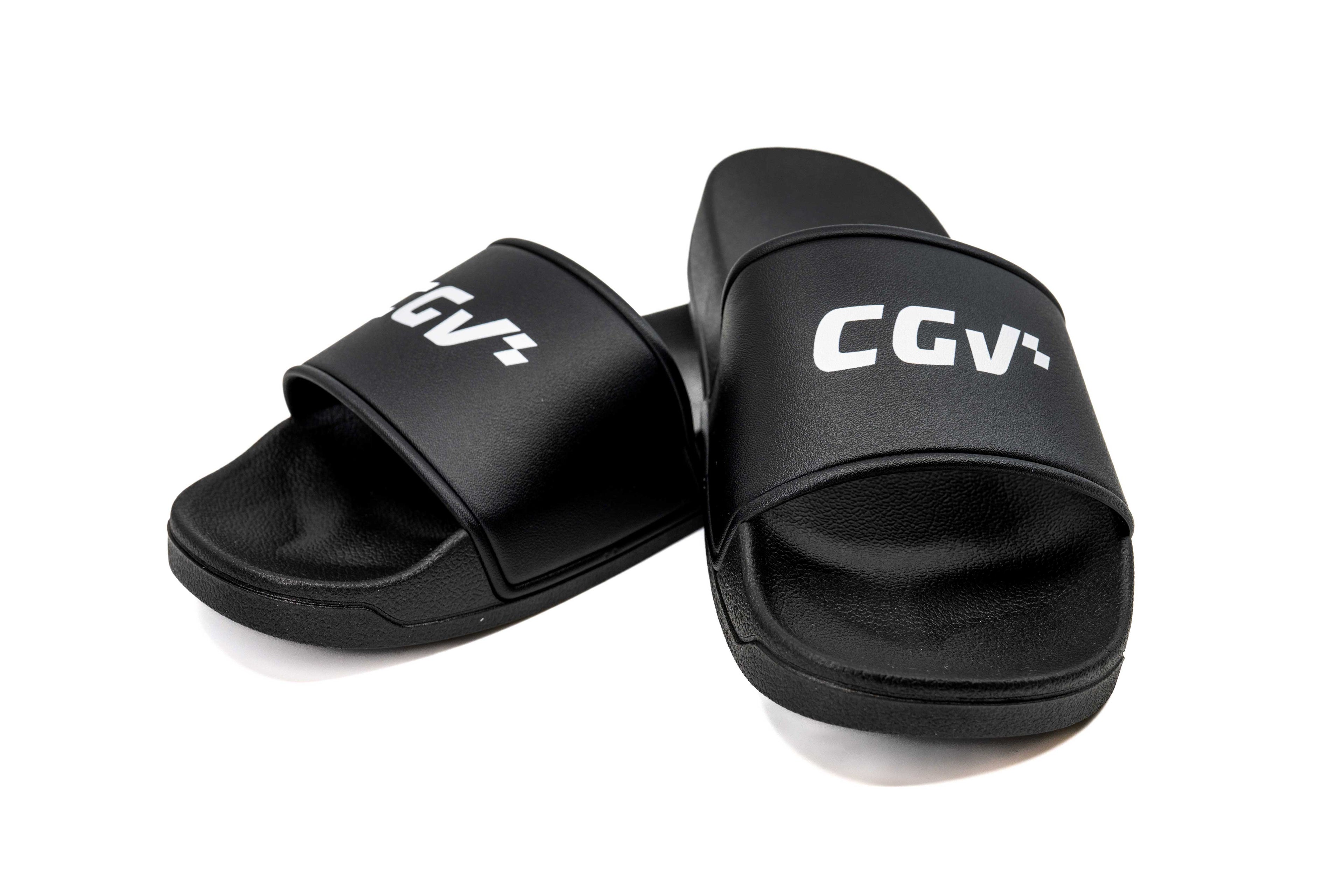 Sandales noires CGV posées à plat, en paire, logo blanc visible sur le dessus.