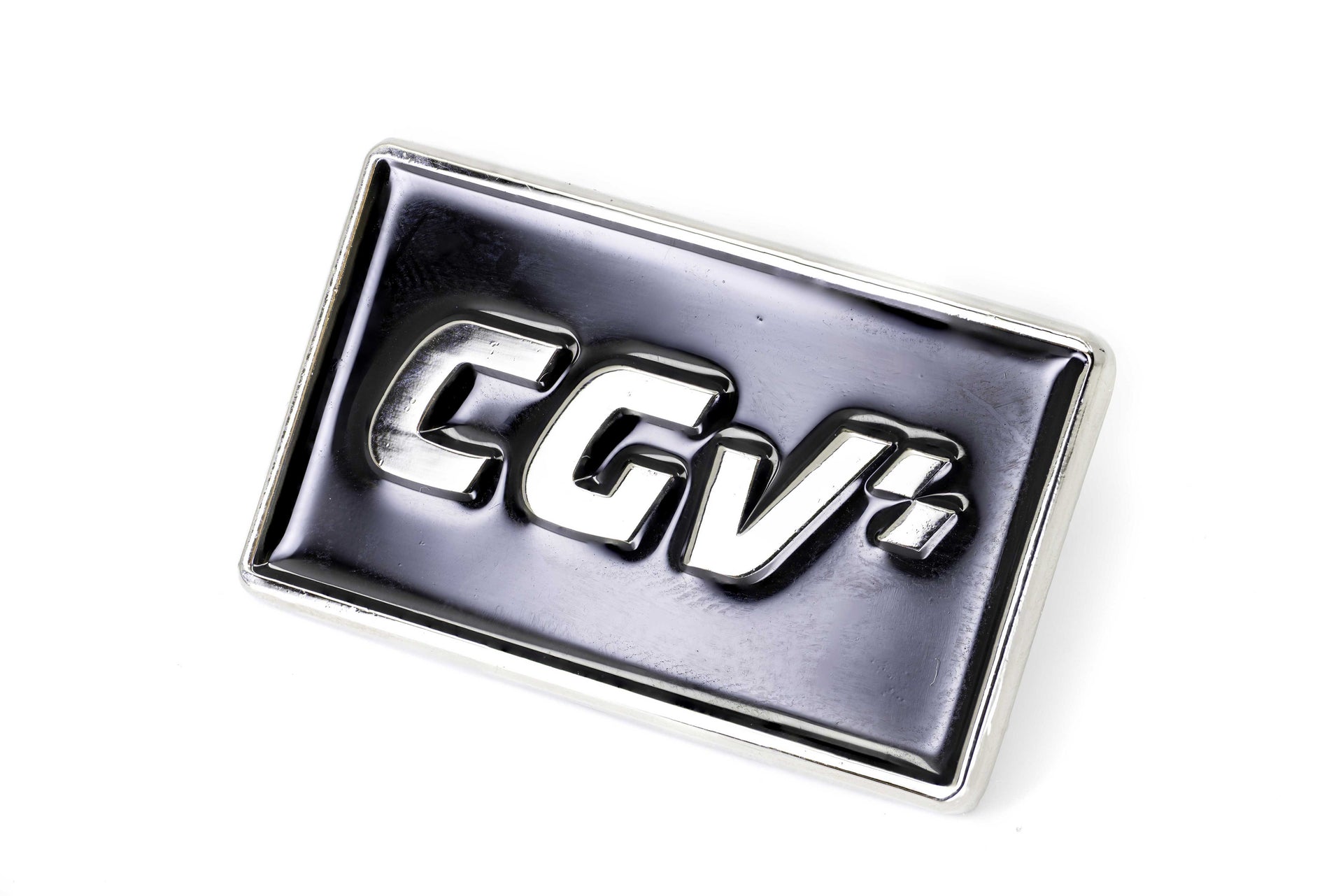 Épinglette métallique rectangulaire avec logo CGV en relief blanc sur fond noir.