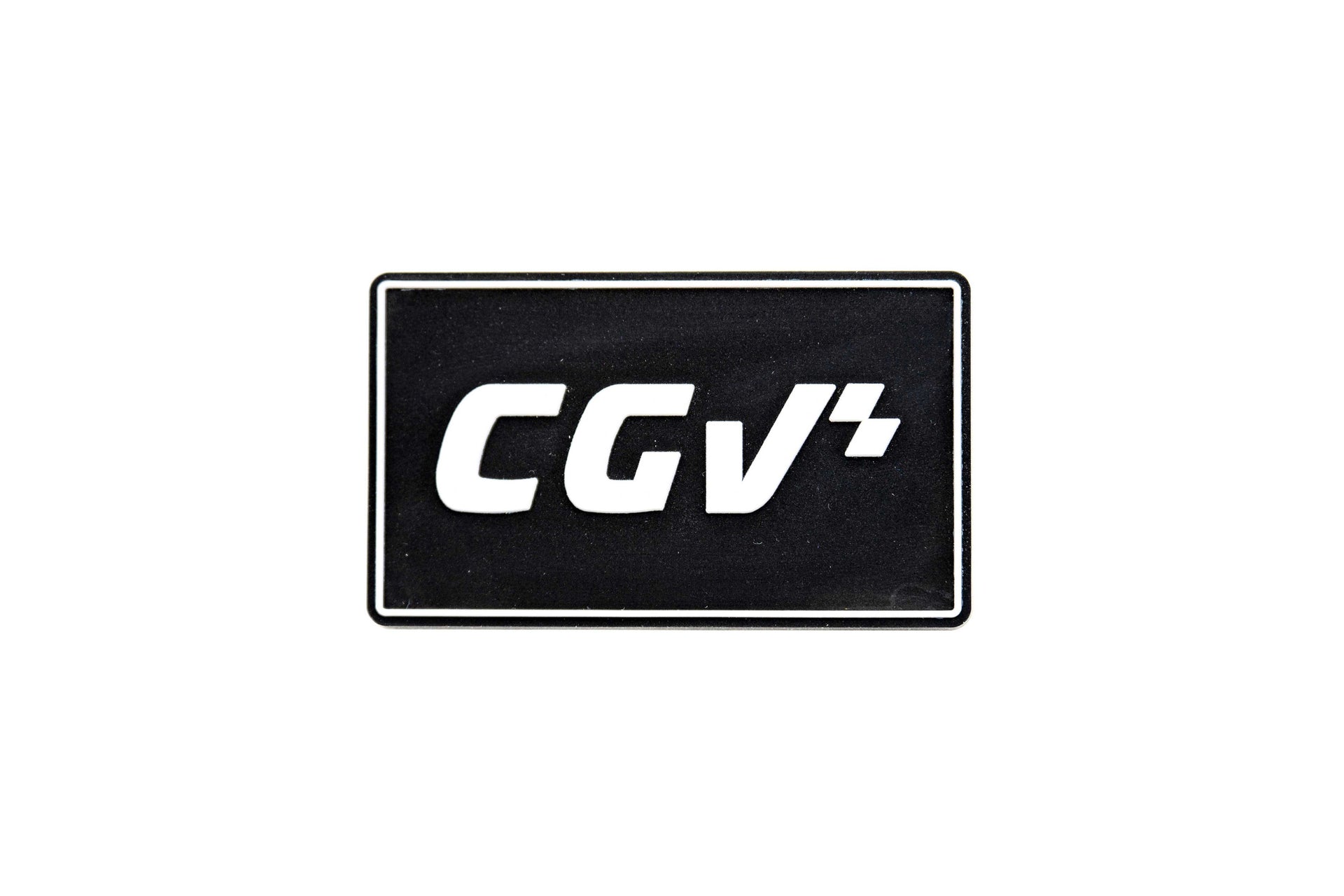 Aimant noir CGV apposé sur une surface grise, avec logo blanc centré.