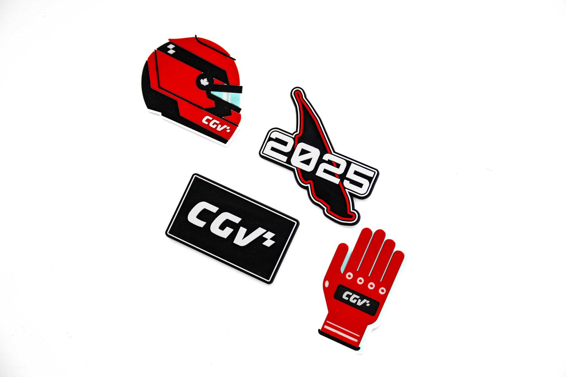 Ensemble de cinq pins CGV posés à plat : casque, logo CGV, gants, inscription 2025. 