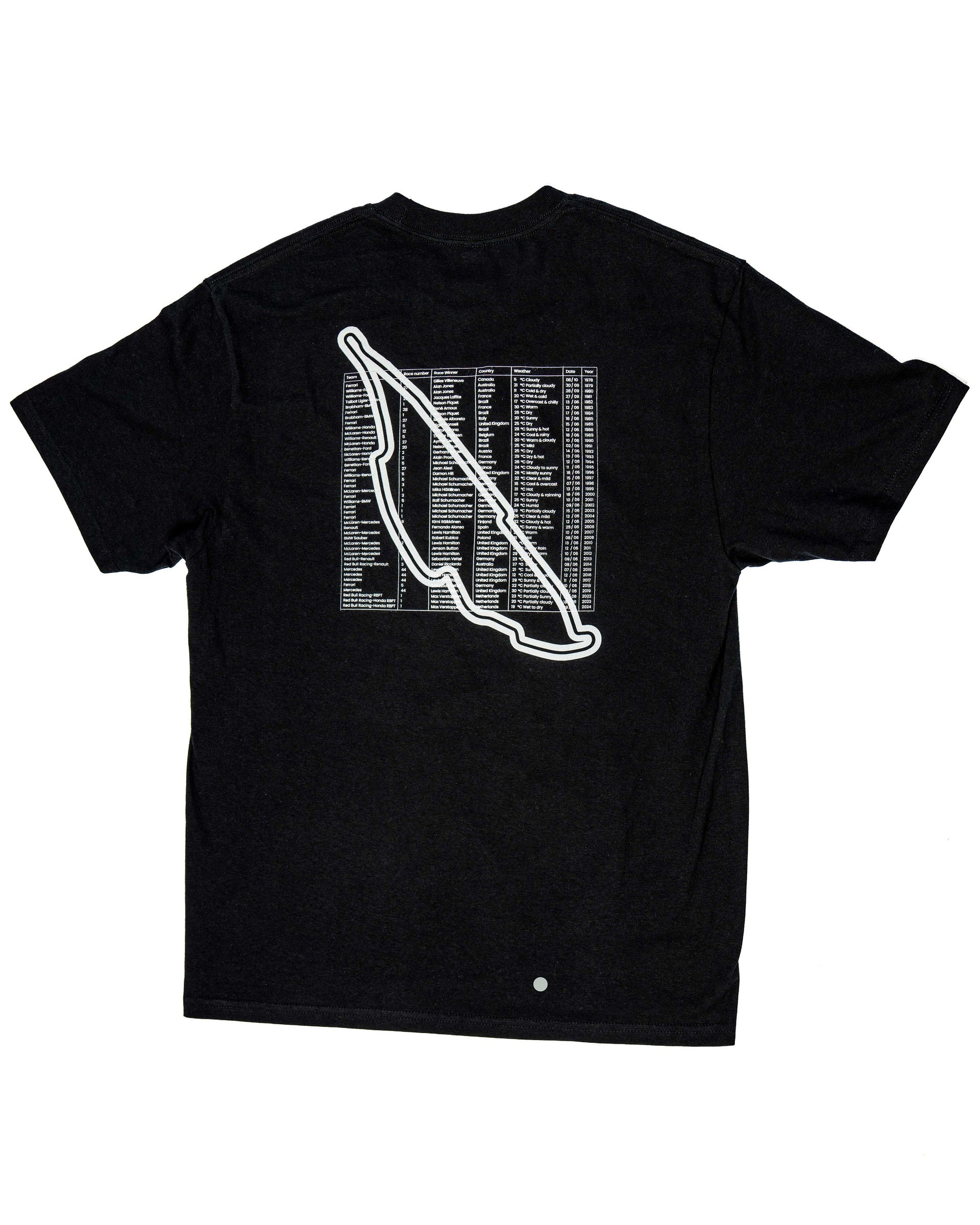  T-shirt noir à plat, côté dos visible, avec inscription des noms des gagnants et tracé du circuit.