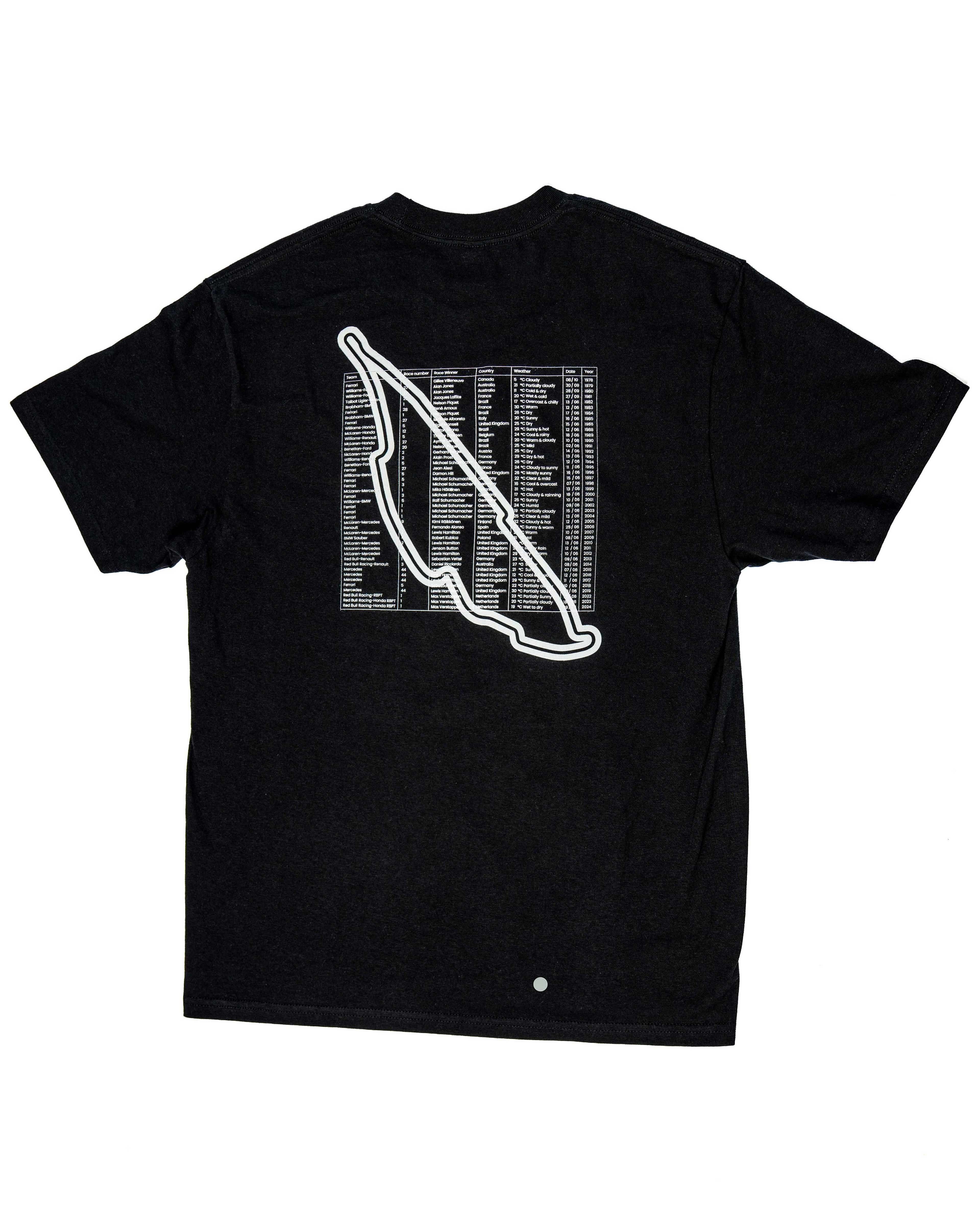 T-shirt noir à plat, côté dos visible, avec inscription des noms des gagnants et tracé du circuit.