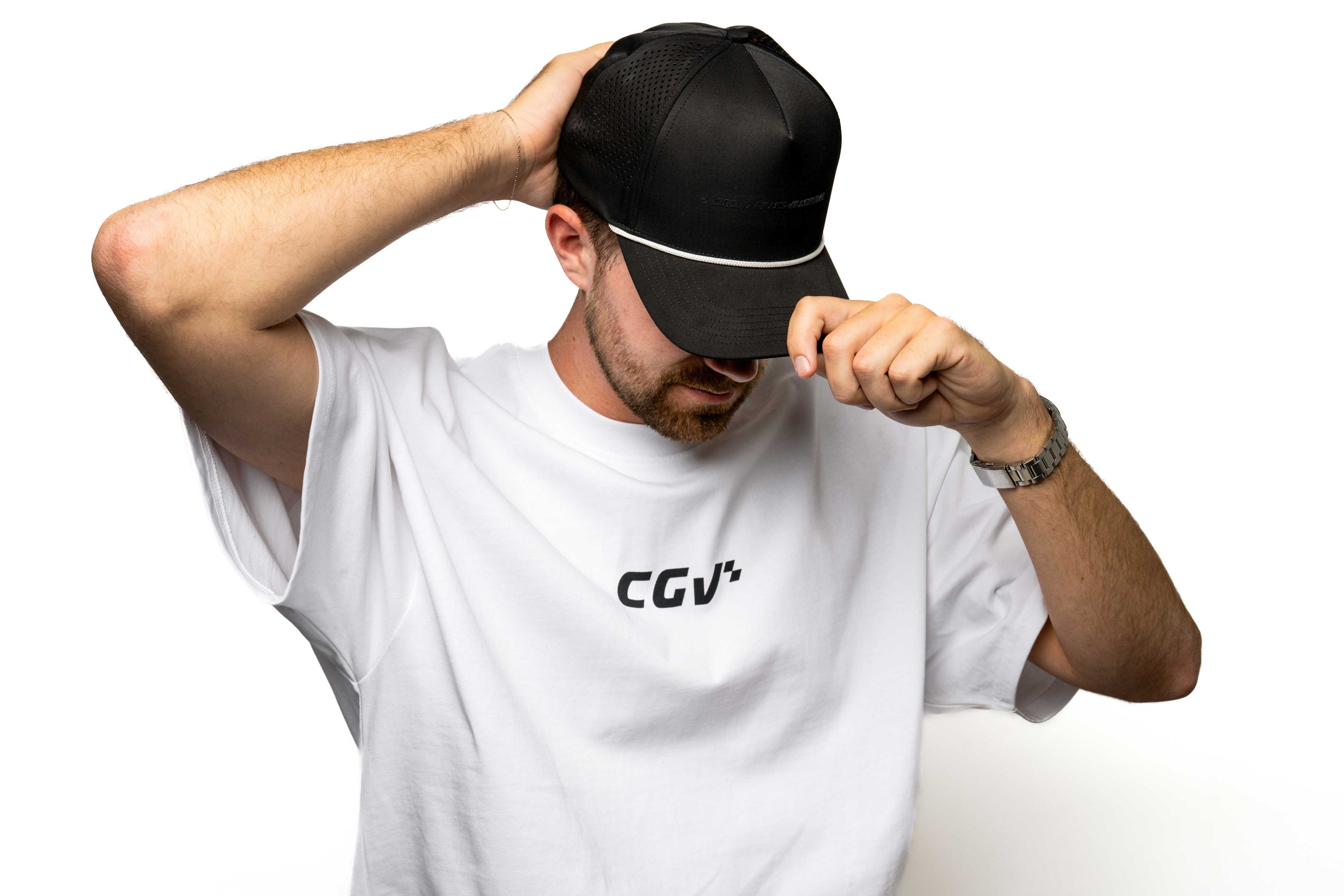 Modèle homme portant une casquette noire Lazercut avec broderie ton sur ton, ajustant la visière.