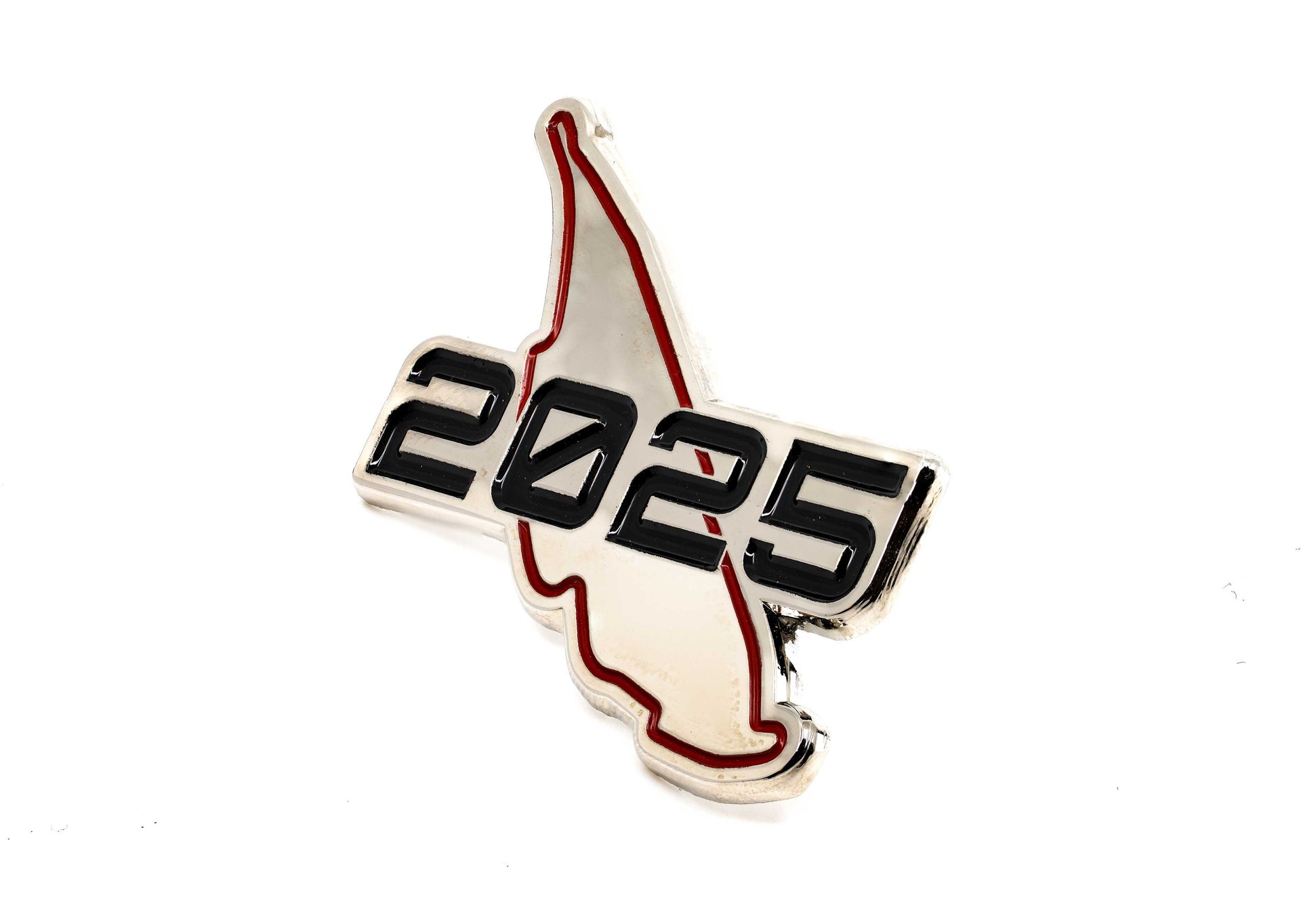 Pin en métal formant l’inscription ‘2025’ dans un style dynamique.