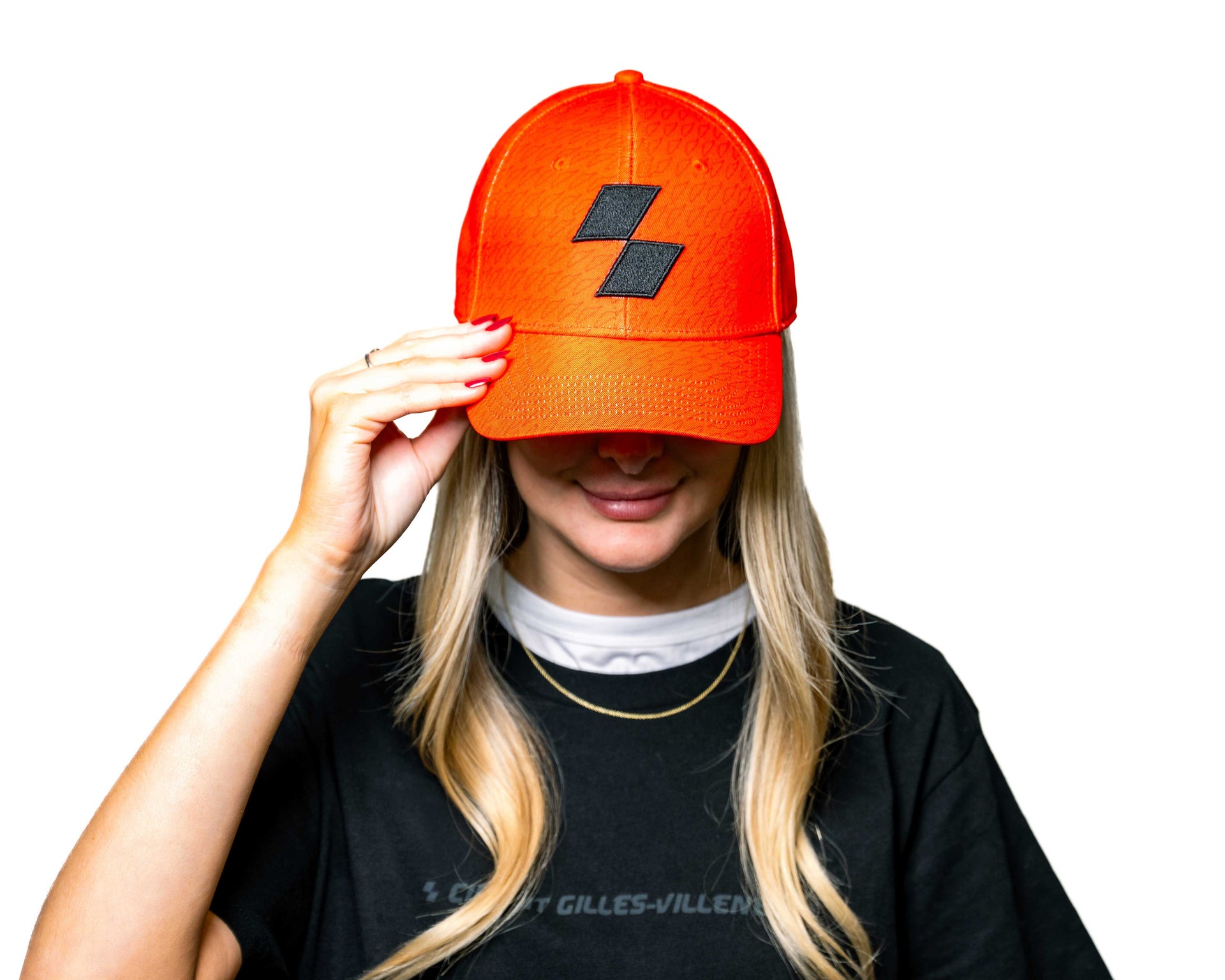 Modèle femme portant une casquette rouge avec logo éclair brodé, vue de face.