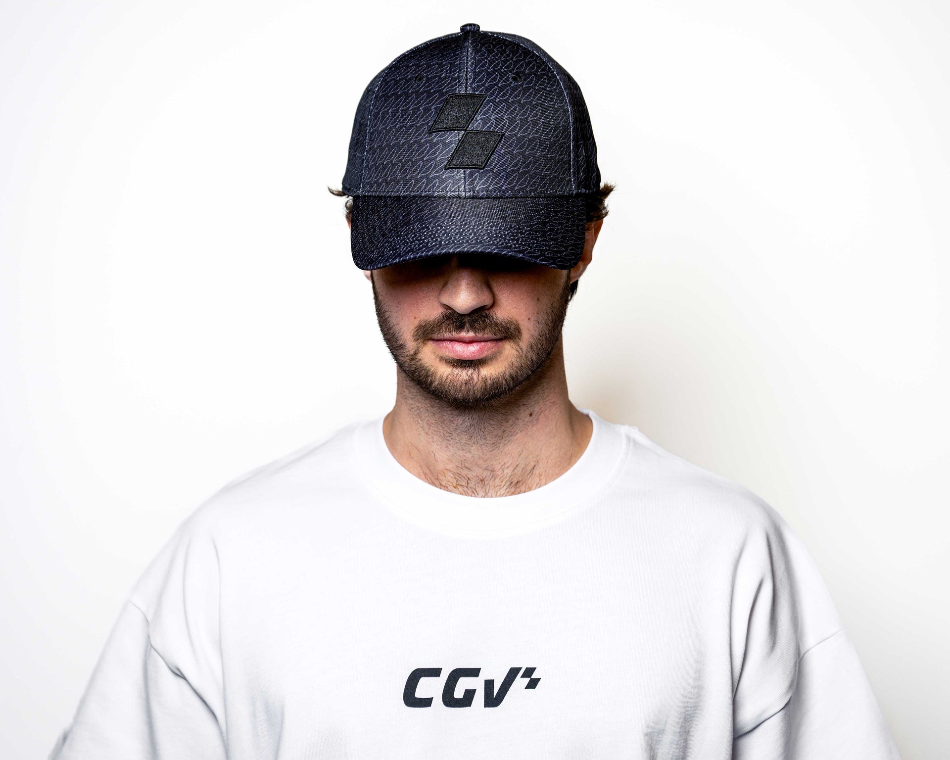 Modèle homme portant une casquette bleue marine CGV, vue de face.