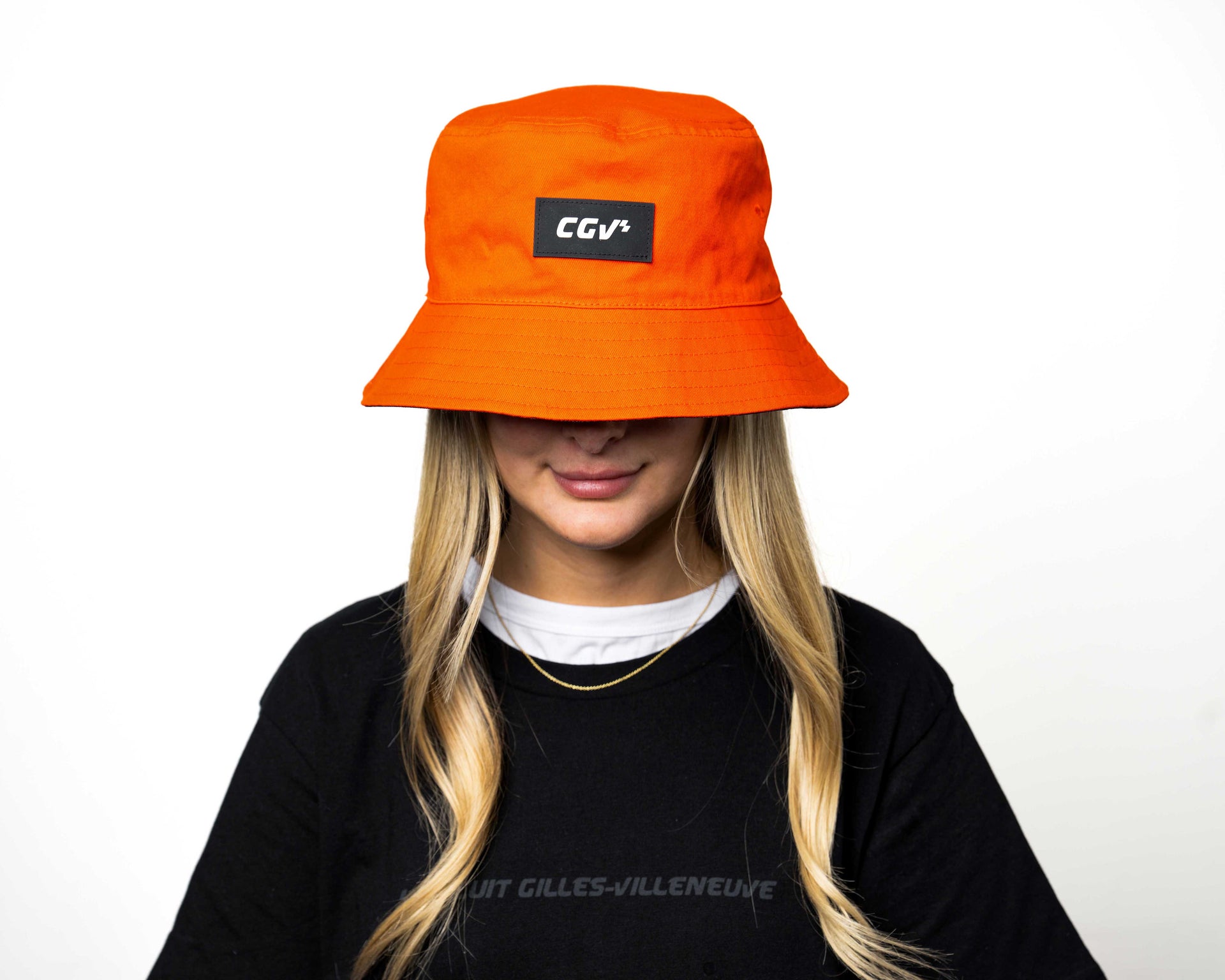 Modèle femme portant le bucket hat rouge CGV, logo brodé centré.