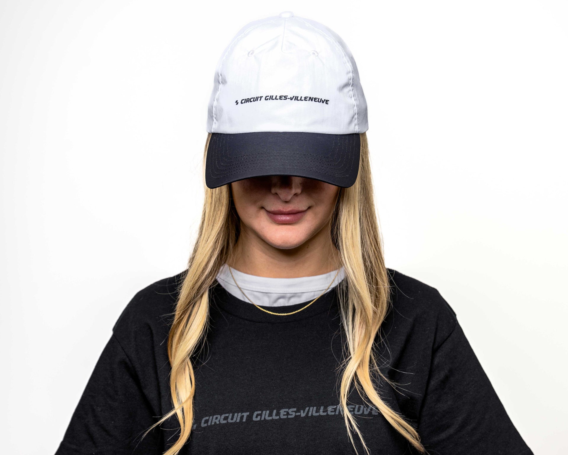 Modèle femme portant la casquette surf blanche CGV, vue de face.