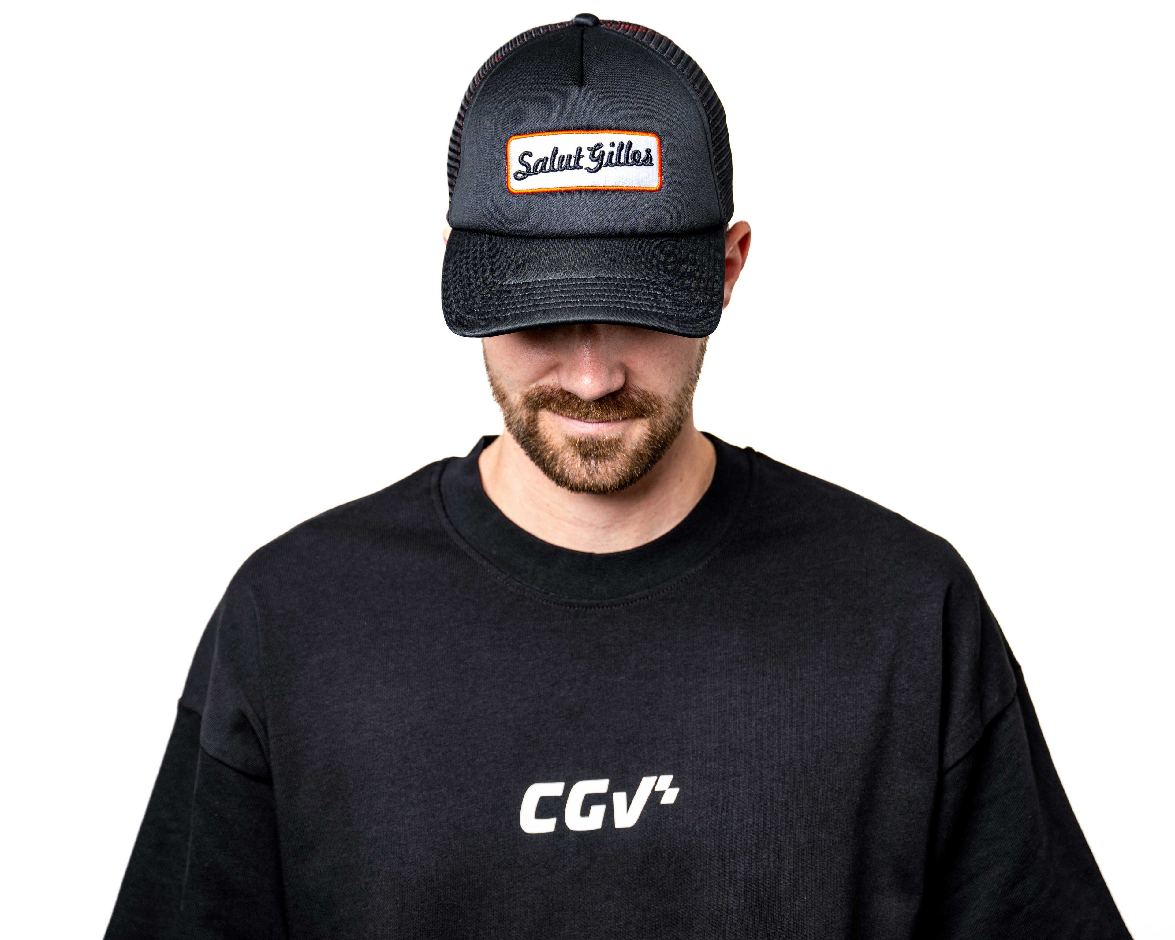 Modèle homme portant la casquette trucker noire ‘Salut Gilles’, vue de face.