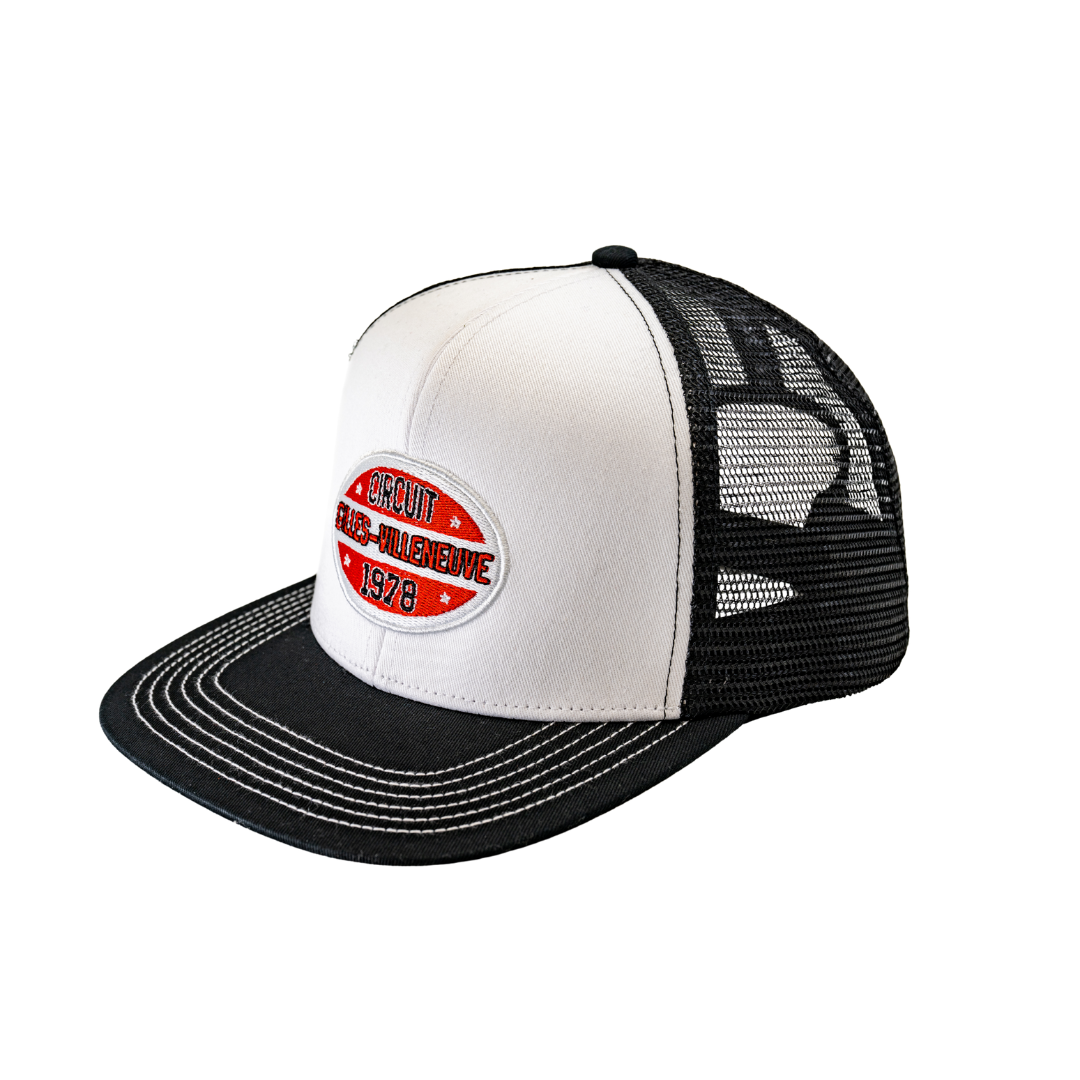 Casquette trucker blanche à plat, vue de côté, avec filet noir et patch vintage rouge brodé.